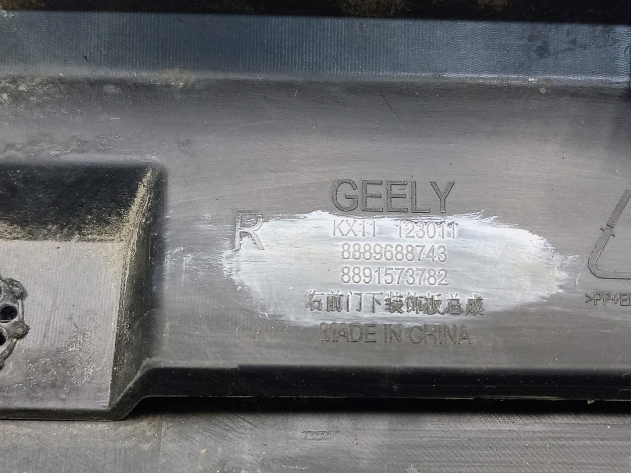 Накладка двери передней правой Geely Monjaro
