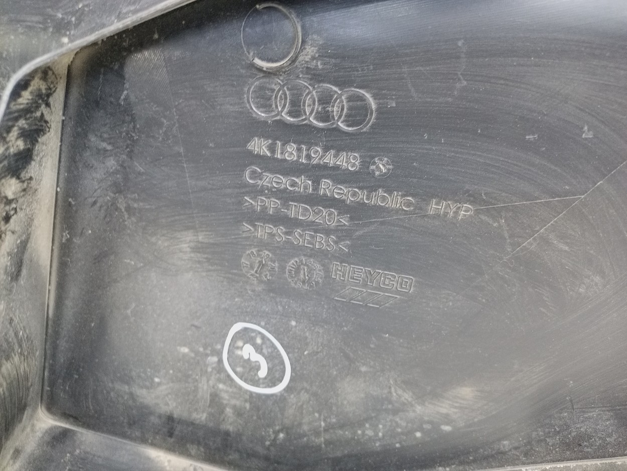 Накладка жабо правая " уголок " Audi A6 C8