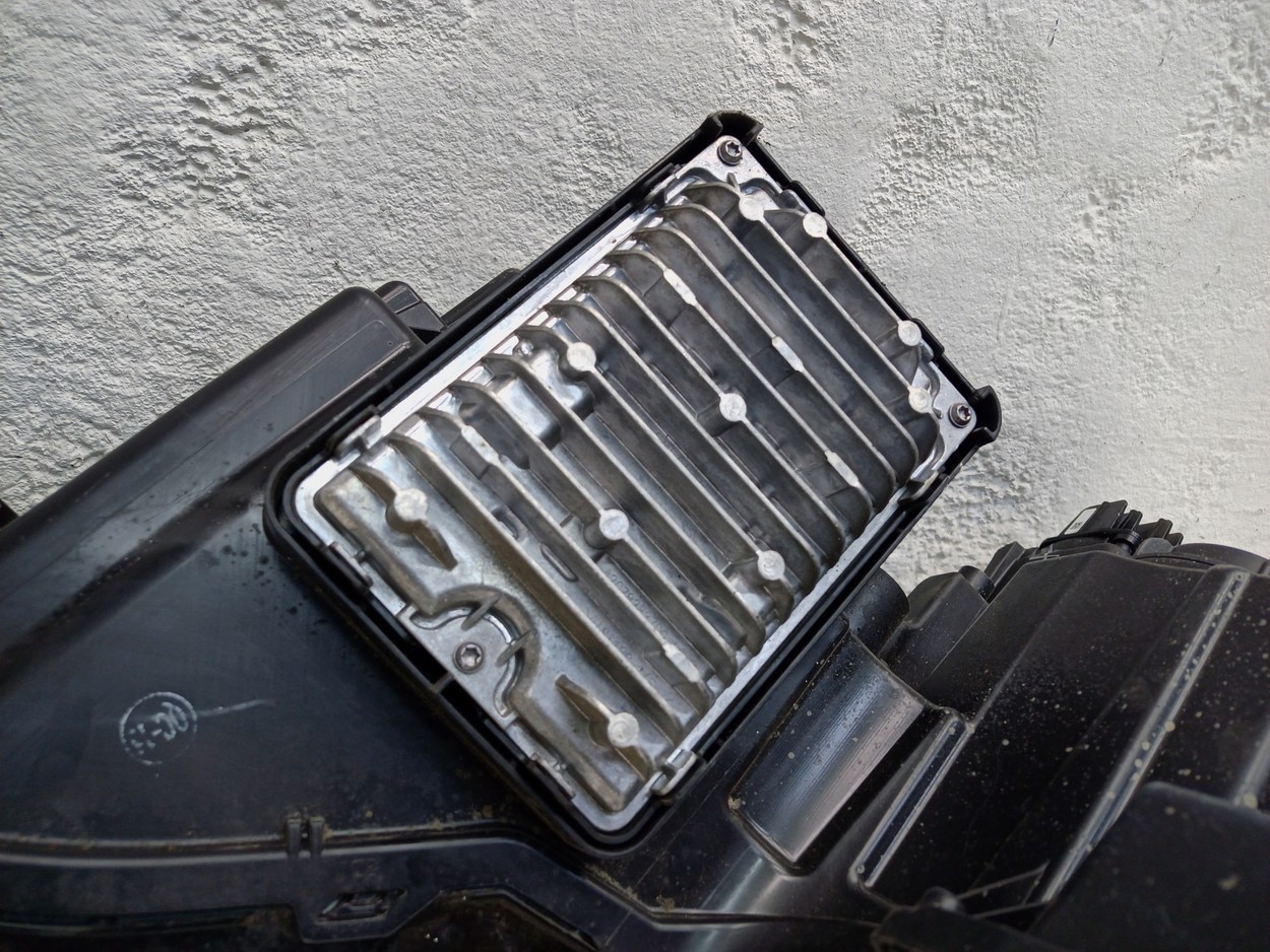 Фара передняя правая Geely Atlas 2 LED