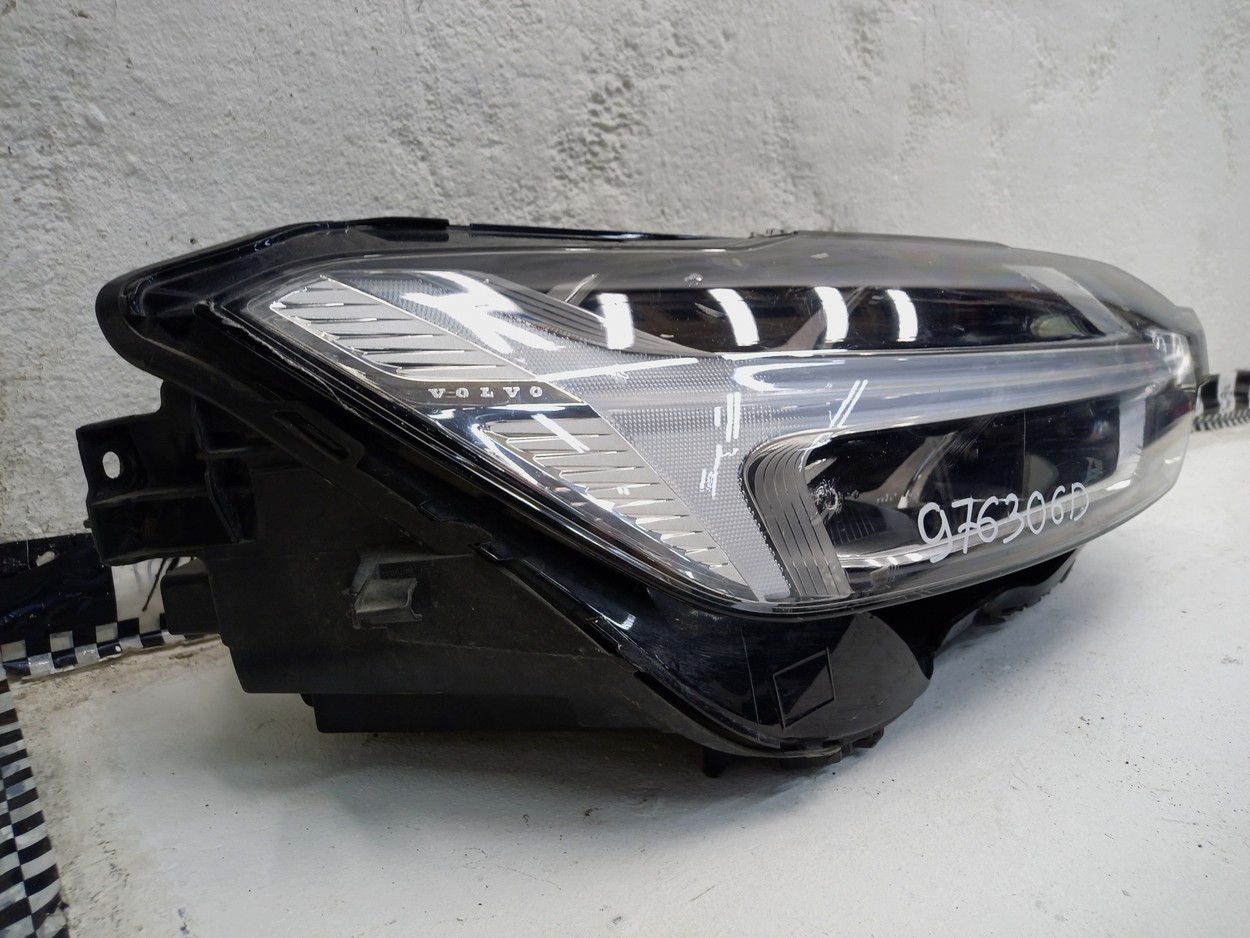 Фара передняя правая Volvo XC60 2 LED