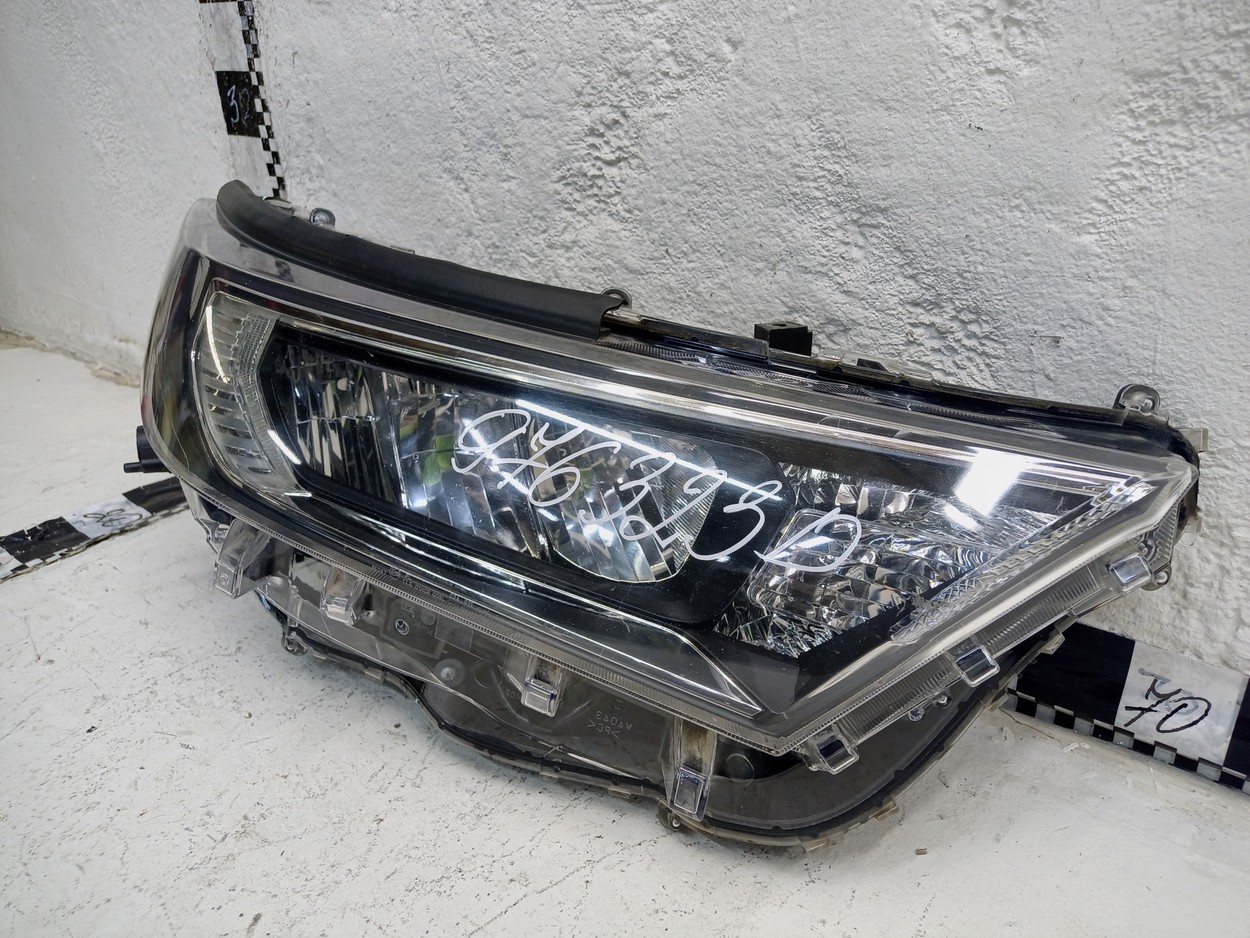 Фара передняя правая Toyota Rav4 XA50 LED