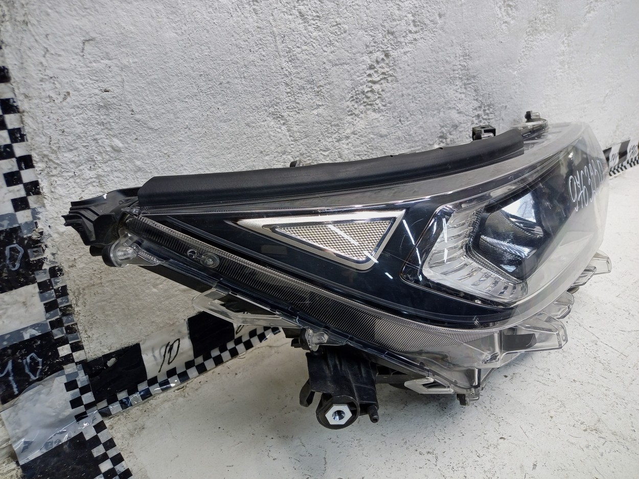 Фара передняя правая Toyota Rav4 XA50 LED