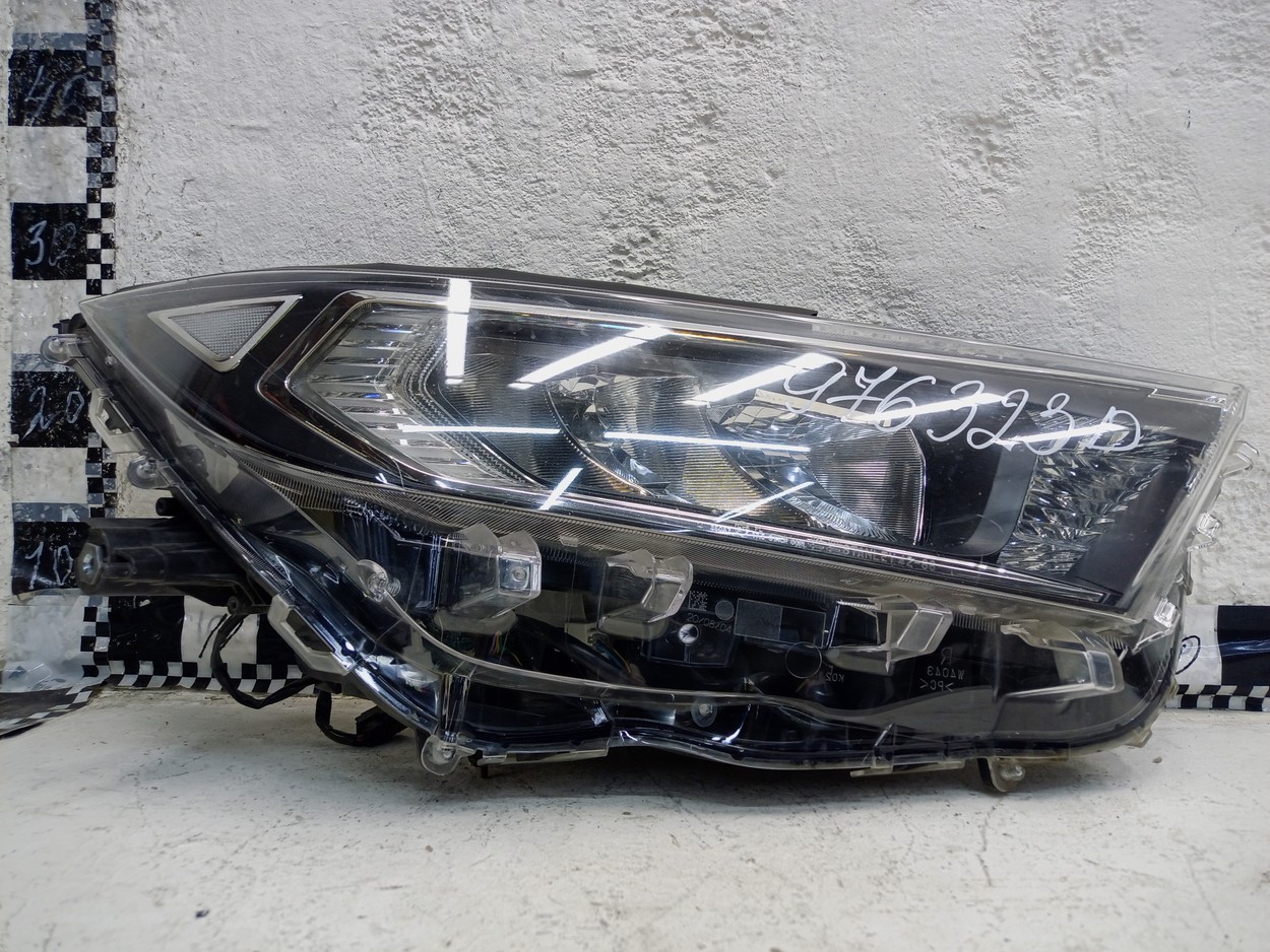 Фара передняя правая Toyota Rav4 XA50 LED