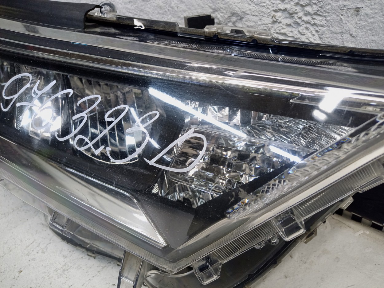 Фара передняя правая Toyota Rav4 XA50 LED