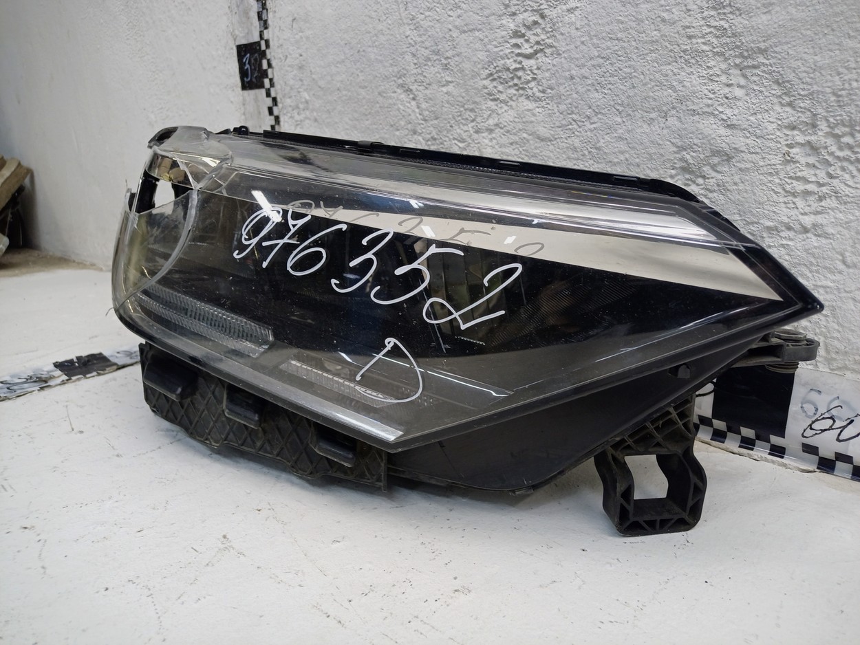 Фара передняя правая Volkswagen Polo 6 Liftback LED