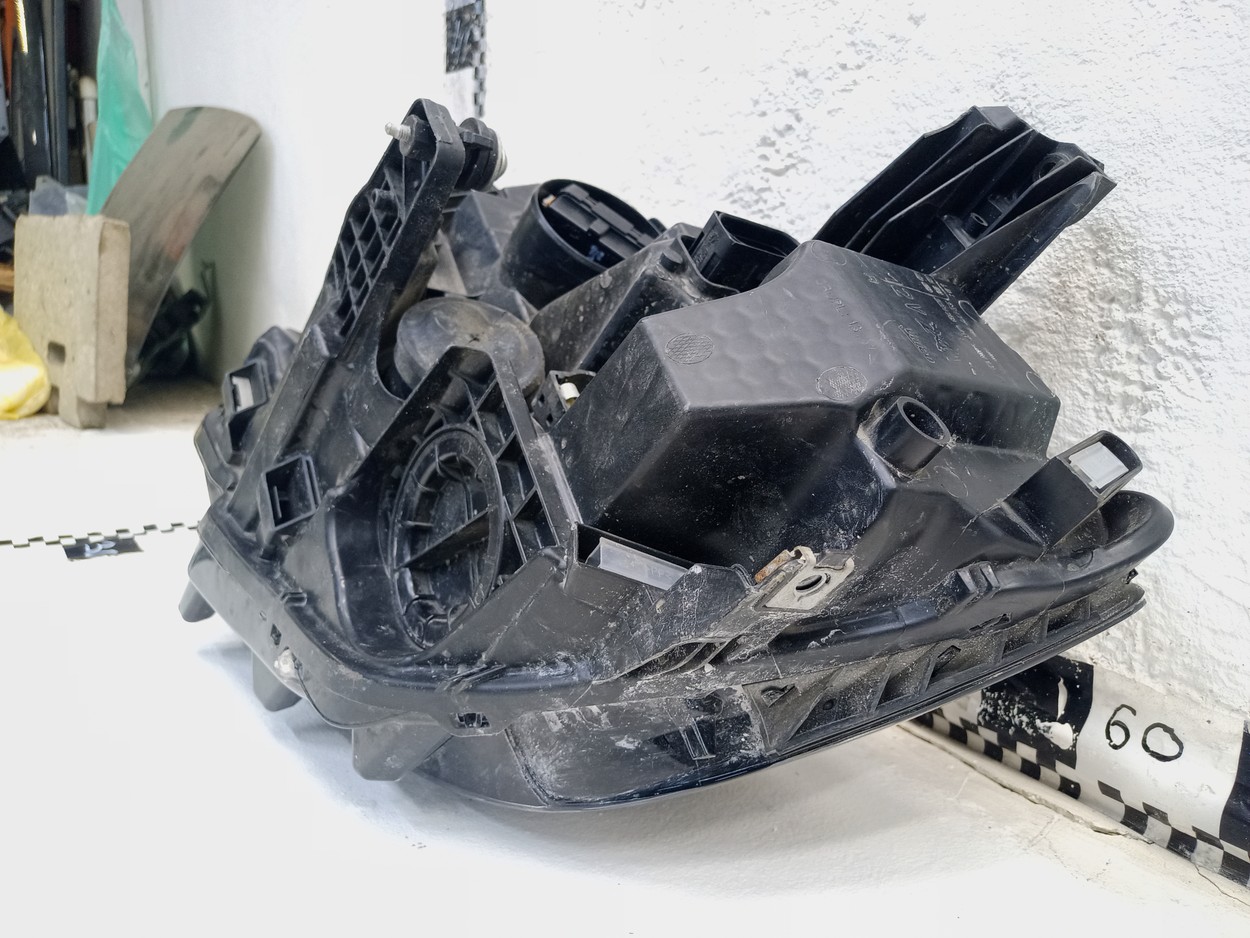 Фара передняя правая Volkswagen Passat B8 Restail LED