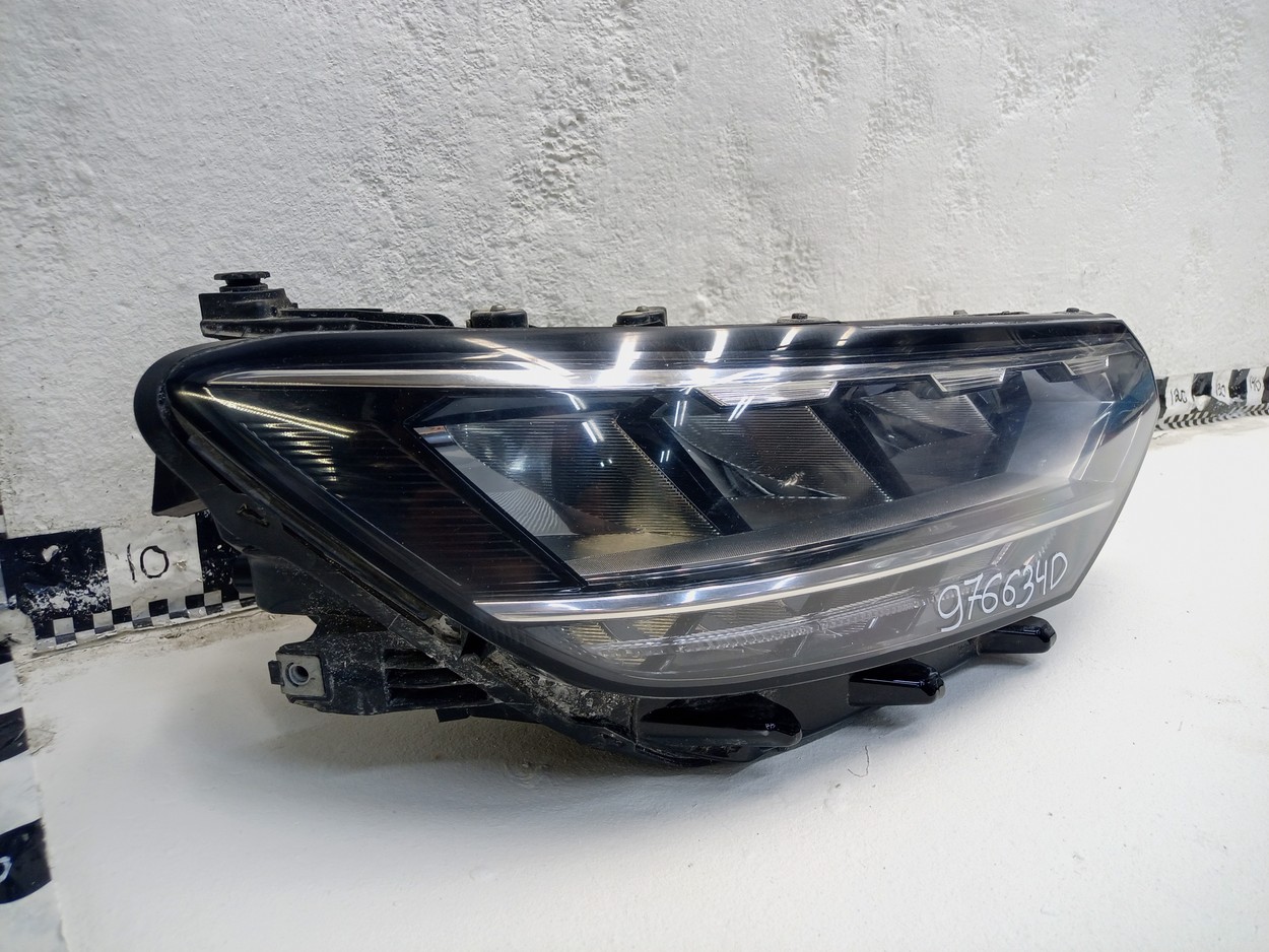 Фара передняя правая Volkswagen Passat B8 Restail LED