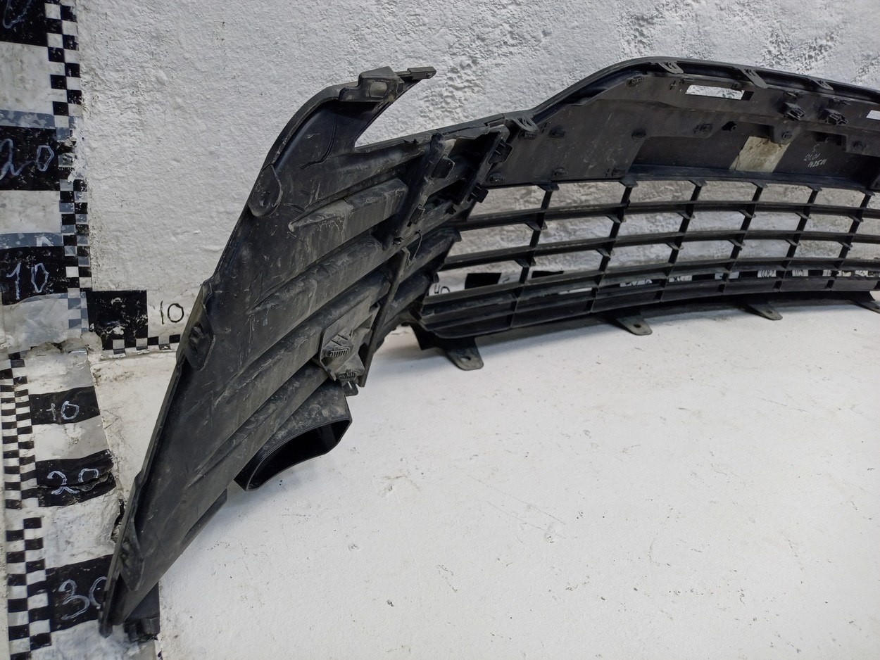 Решетка переднего бампера Toyota Camry V70 Restail с литой площадкой номерного знака
