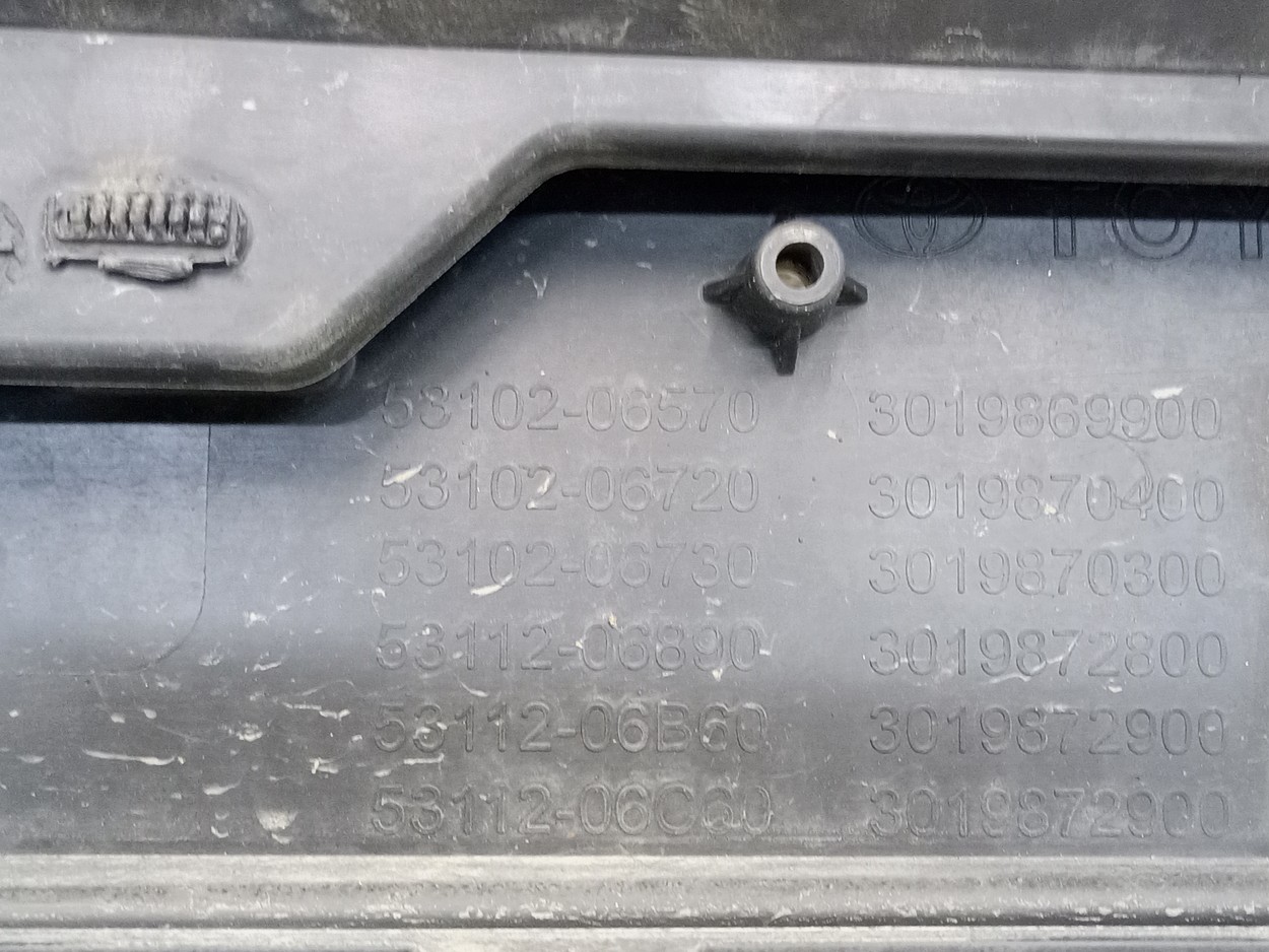 Решетка переднего бампера Toyota Camry V70 Restail с литой площадкой номерного знака
