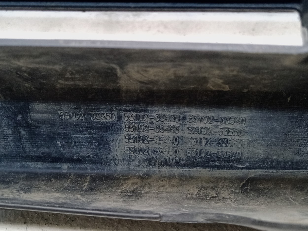Решетка переднего бампера Toyota Camry V70 Restail