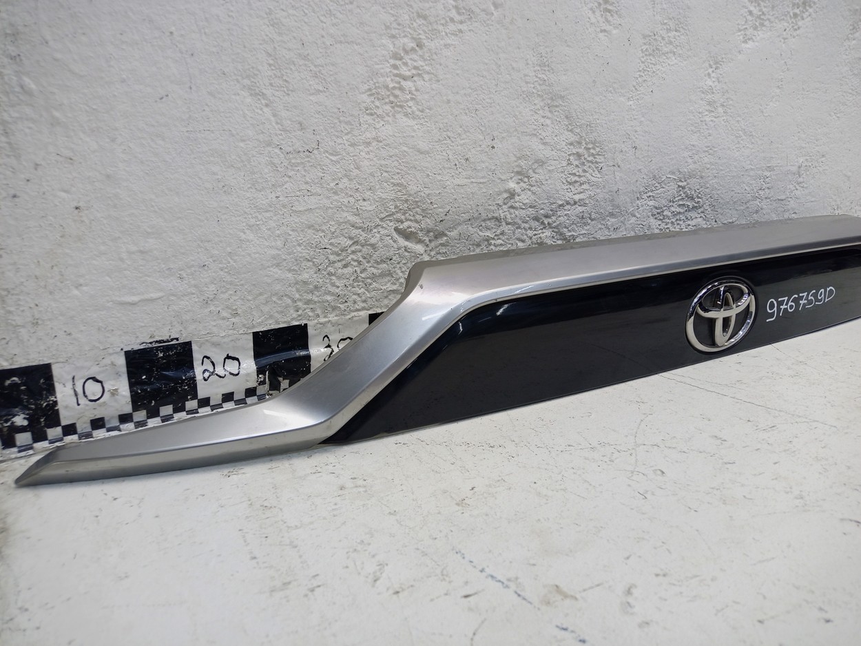 Накладка крышки багажника Toyota RAV4 XA50