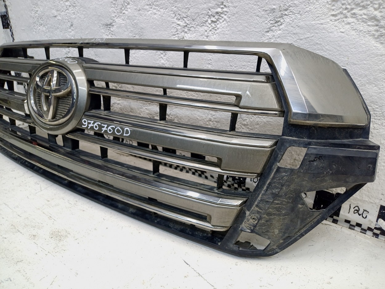 Решетка радиатора Toyota Land Cruiser 200 Restail 2