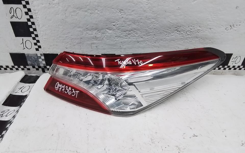 Фонарь задний правый наружный Toyota Camry V70 LED