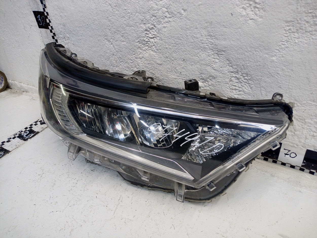 Фара передняя правая Toyota Rav4 XA50 LED