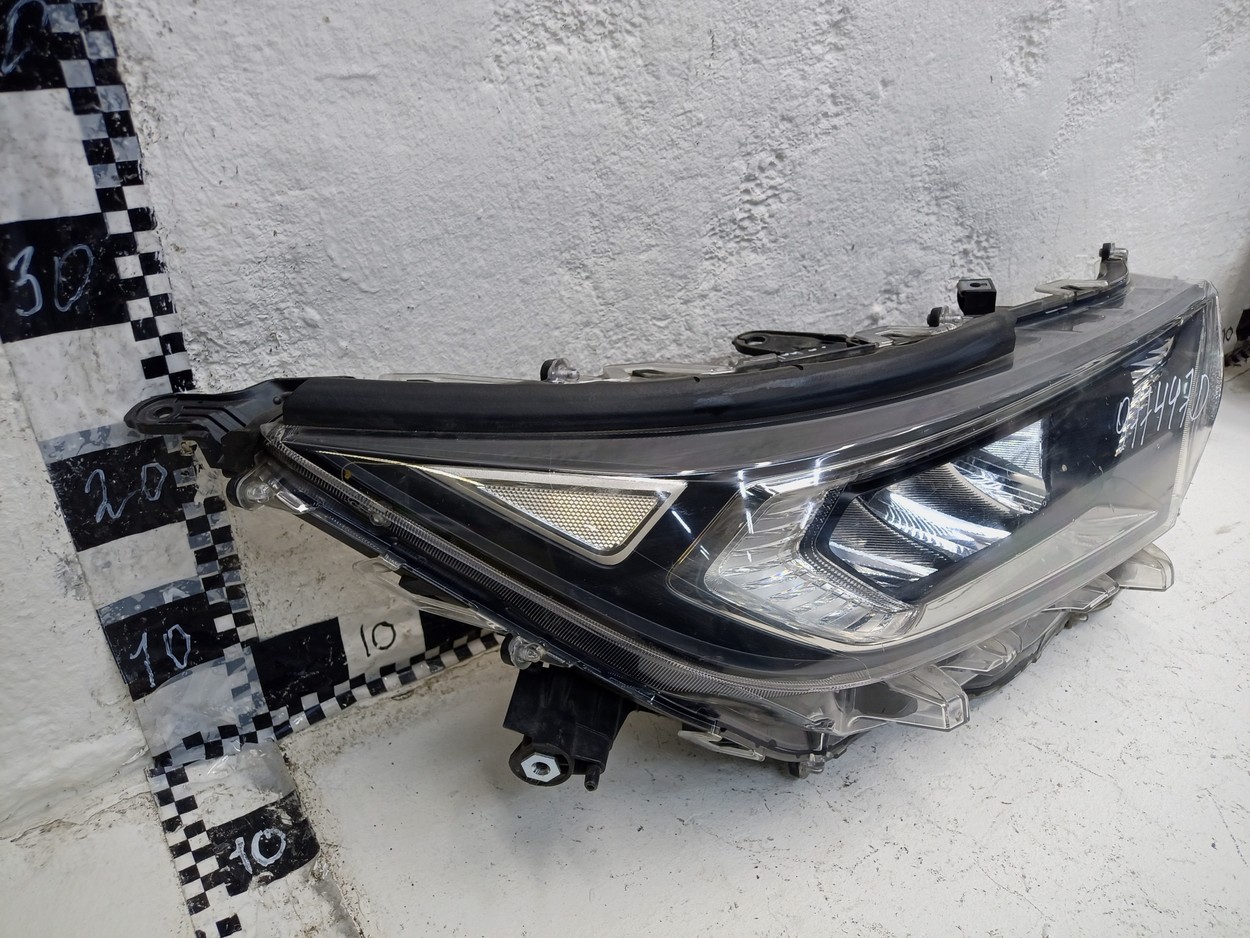 Фара передняя правая Toyota Rav4 XA50 LED