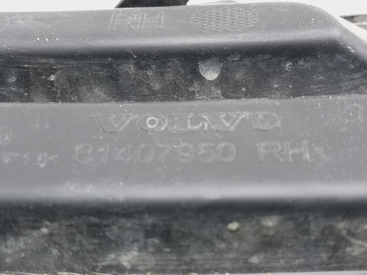 Заглушка ПТФ передней правой Volvo XC40