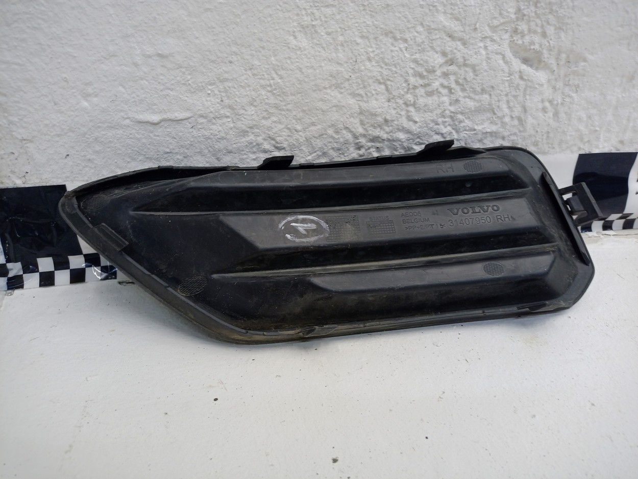 Заглушка ПТФ передней правой Volvo XC40