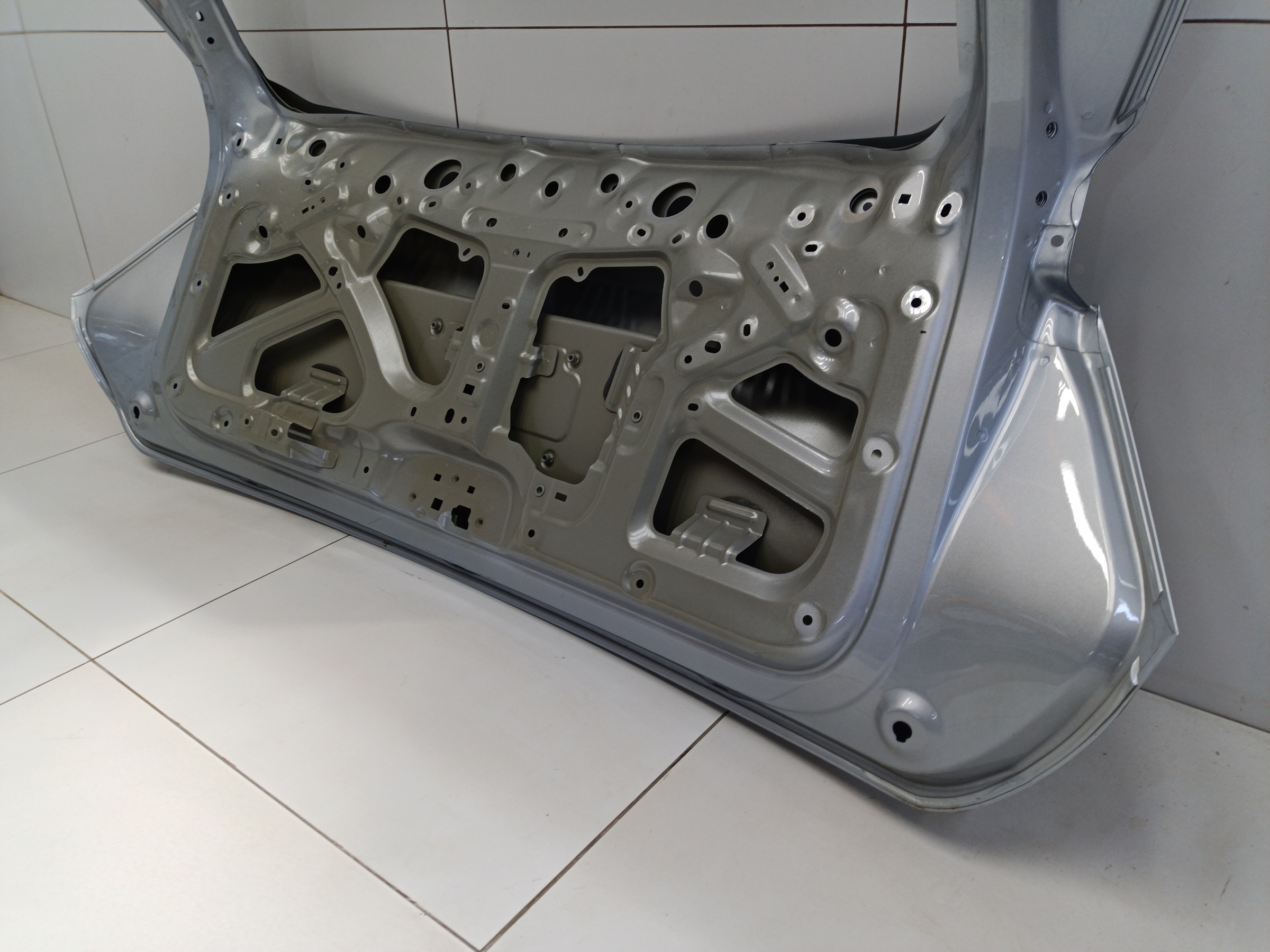 Крышка багажника Geely Atlas 2