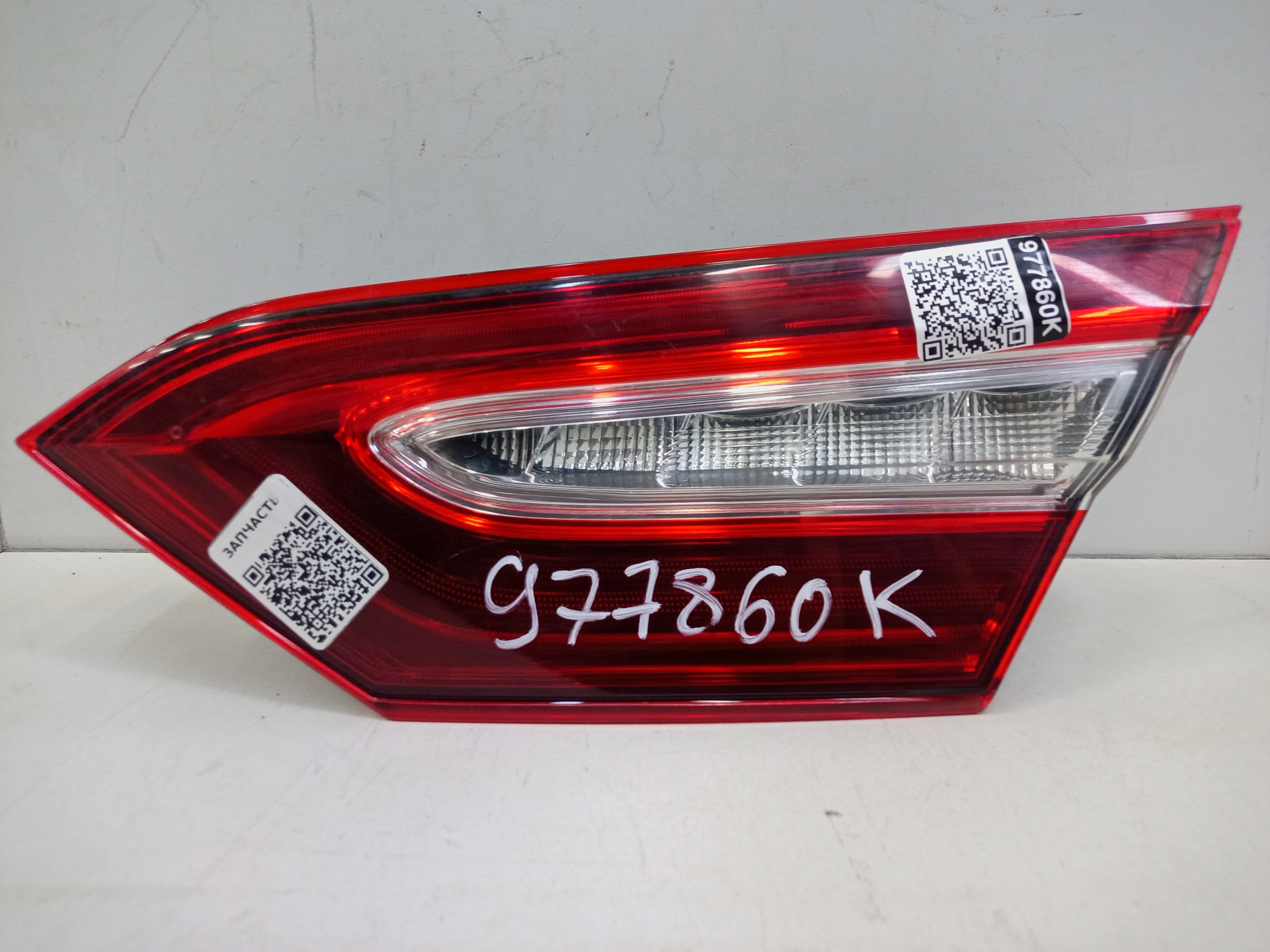 Фонарь задний правый внутренний Toyota Camry V70 LED