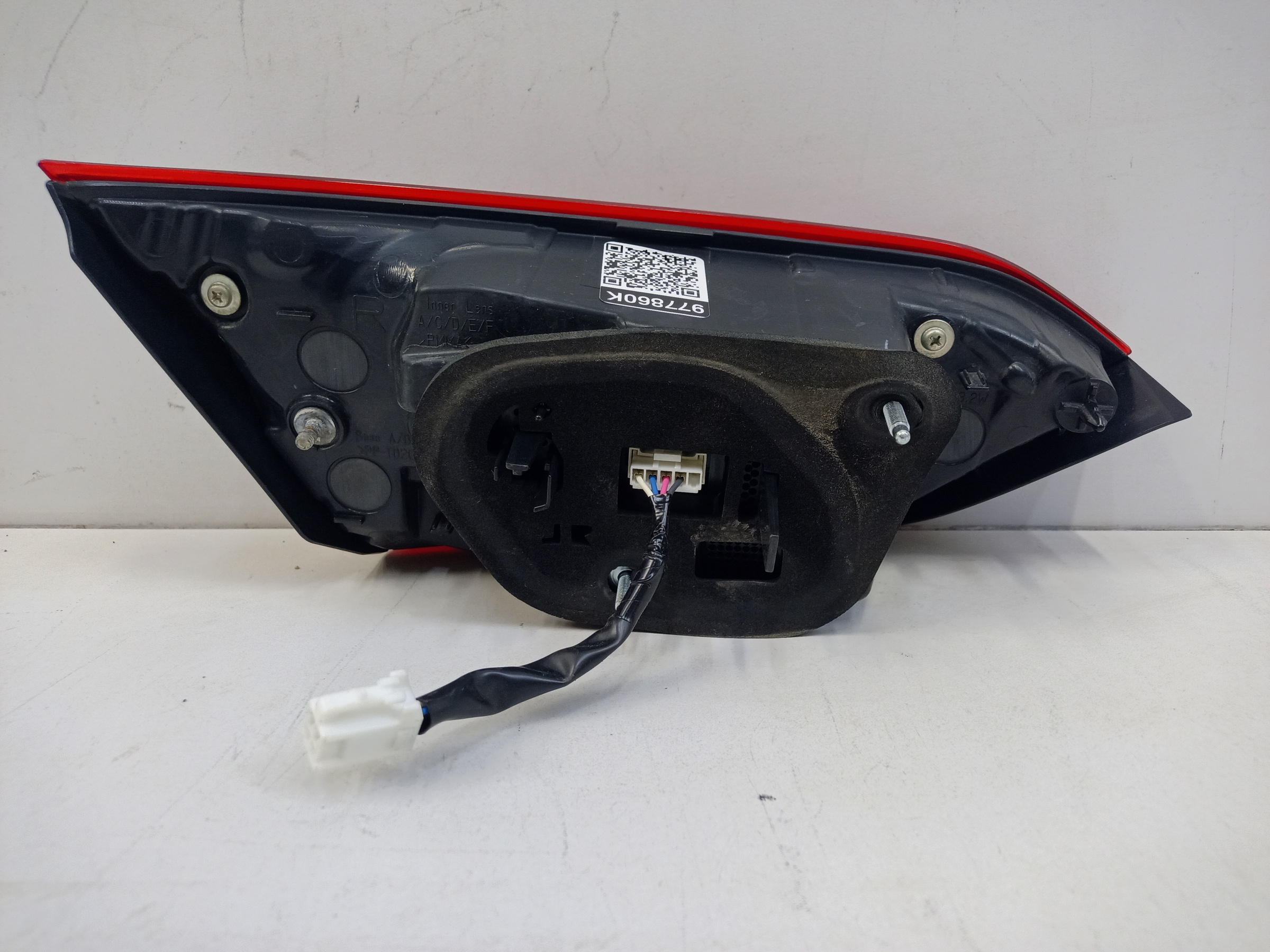 Фонарь задний правый внутренний Toyota Camry V70 LED