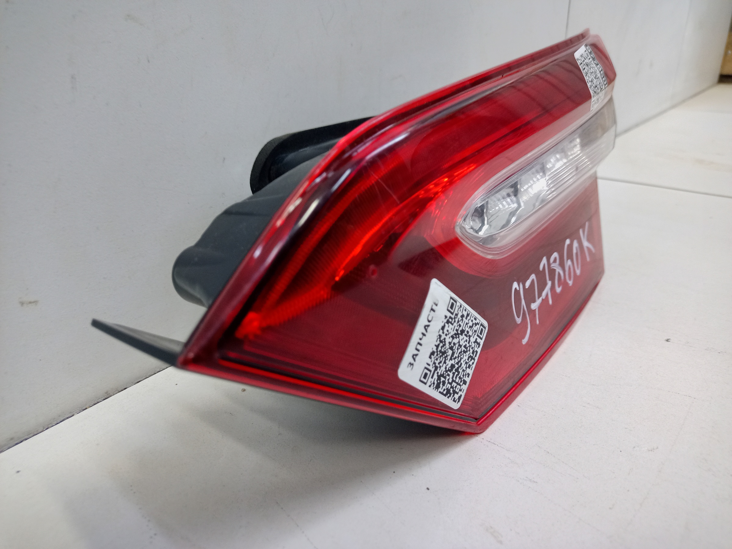 Фонарь задний правый внутренний Toyota Camry V70 LED