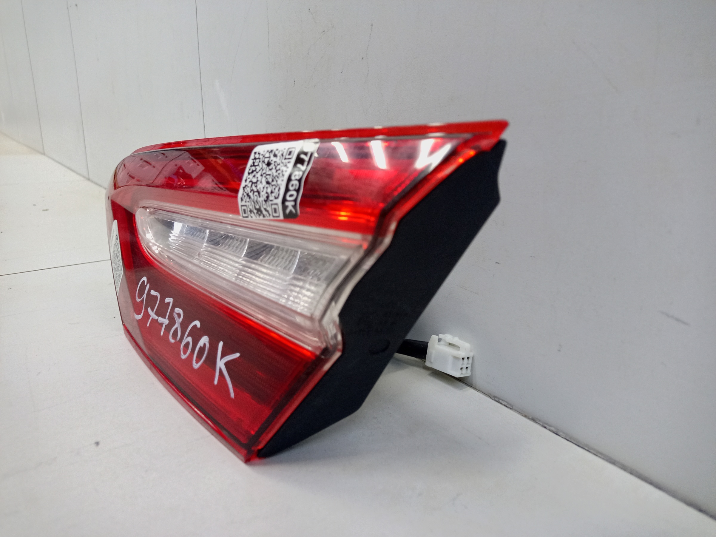 Фонарь задний правый внутренний Toyota Camry V70 LED