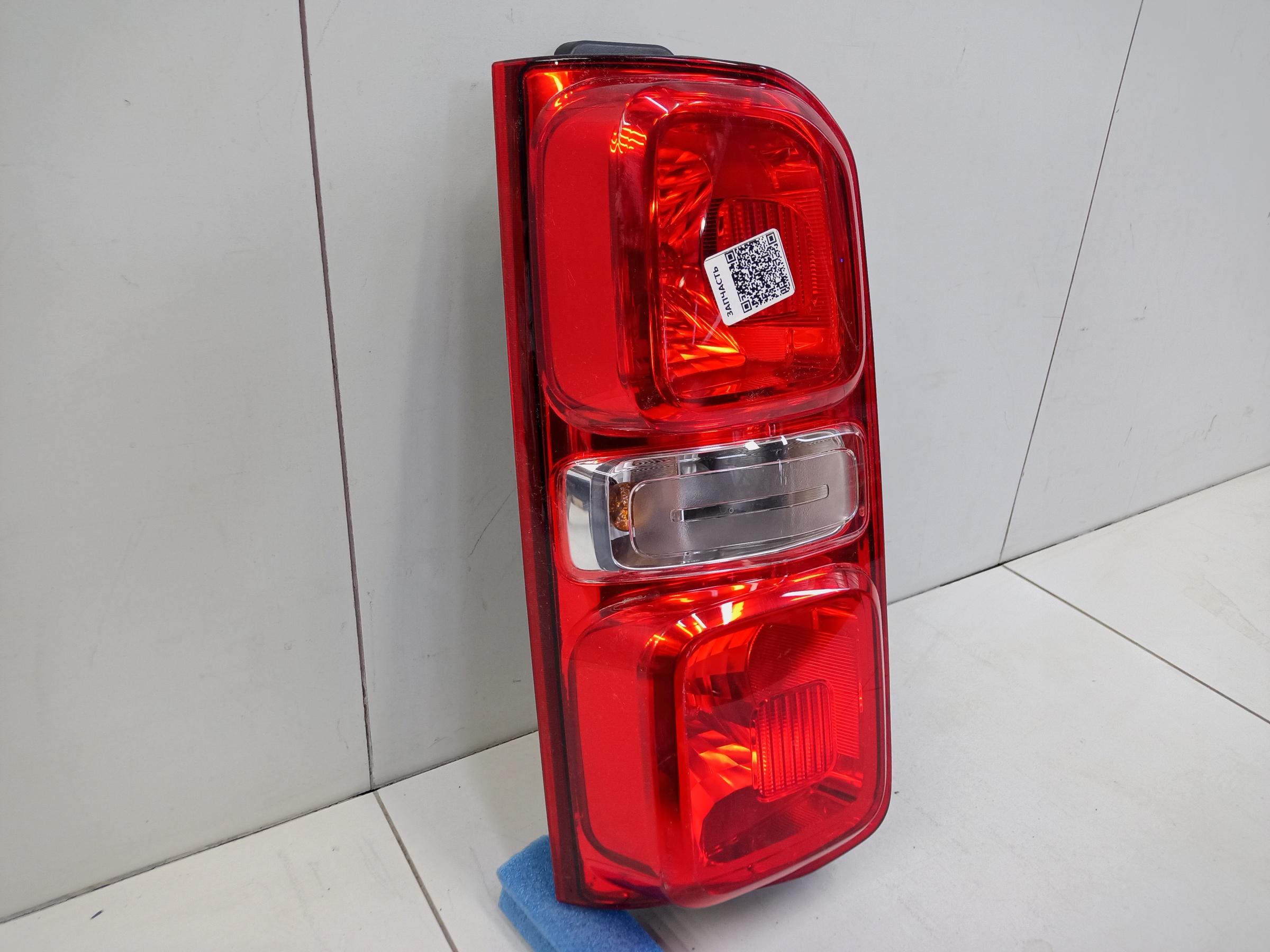 Фонарь задний левый Peugeot Traveller