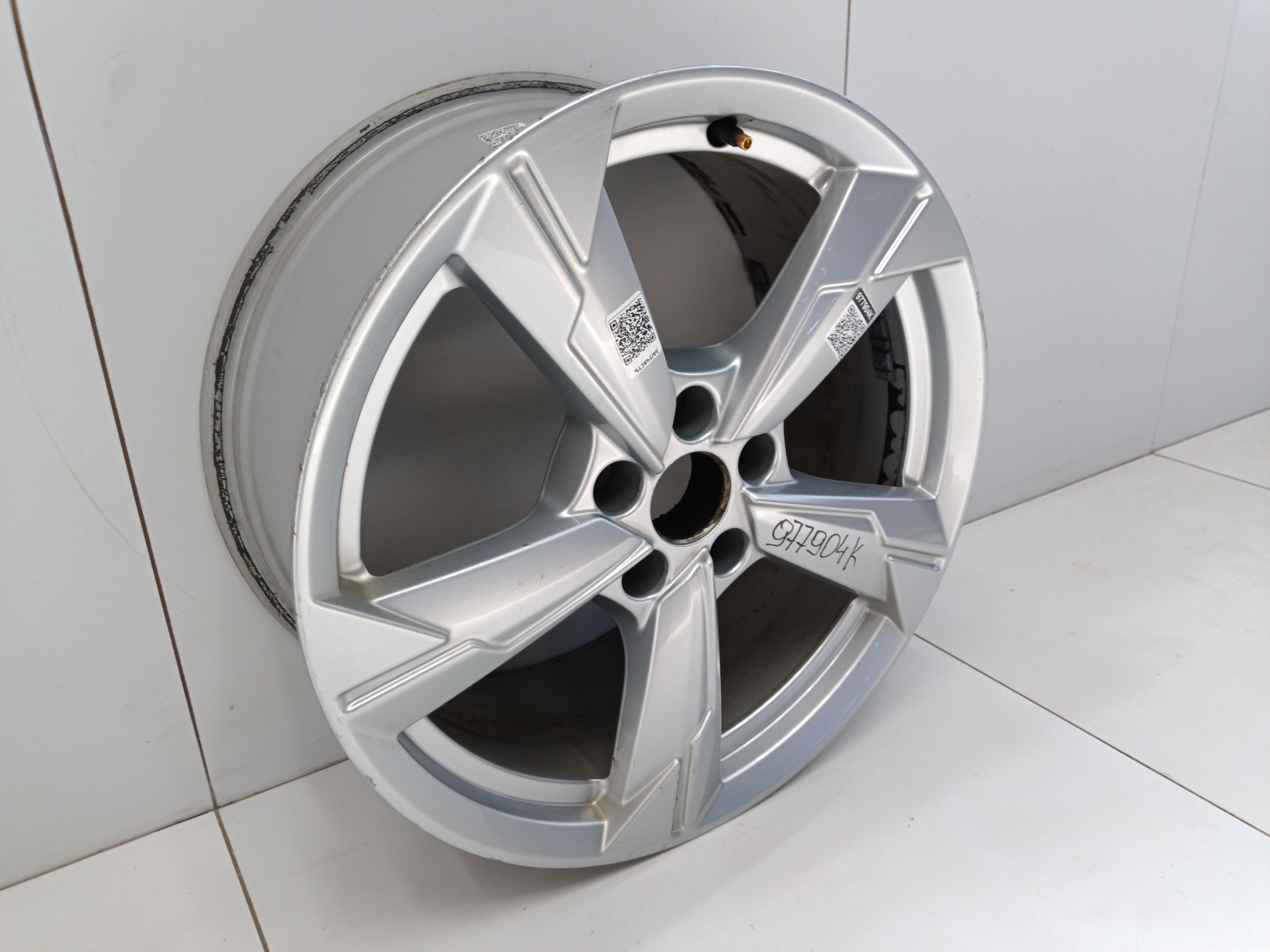 Диск колеса литой Audi A6 C8 R18