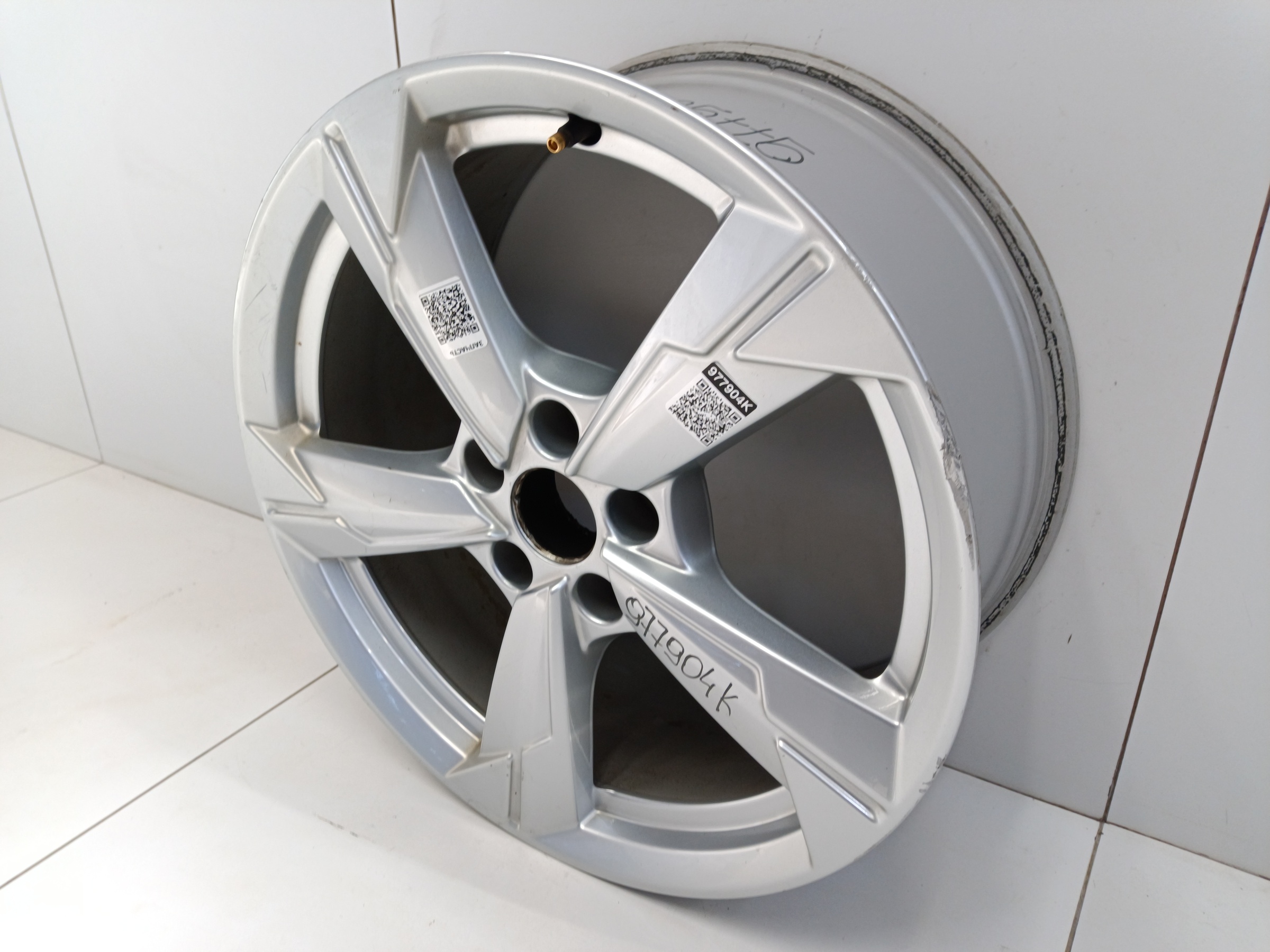 Диск колеса литой Audi A6 C8 R18