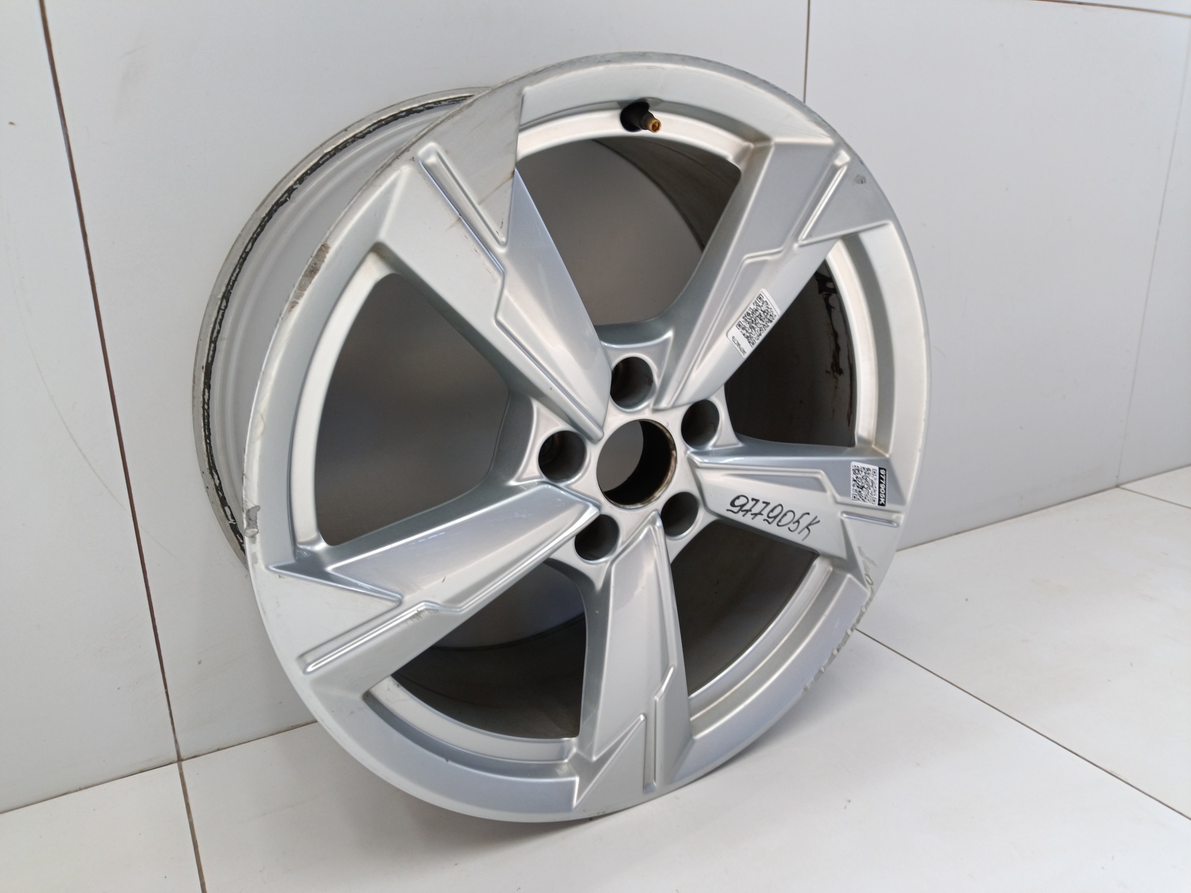 Диск колеса литой Audi A6 C8 R18