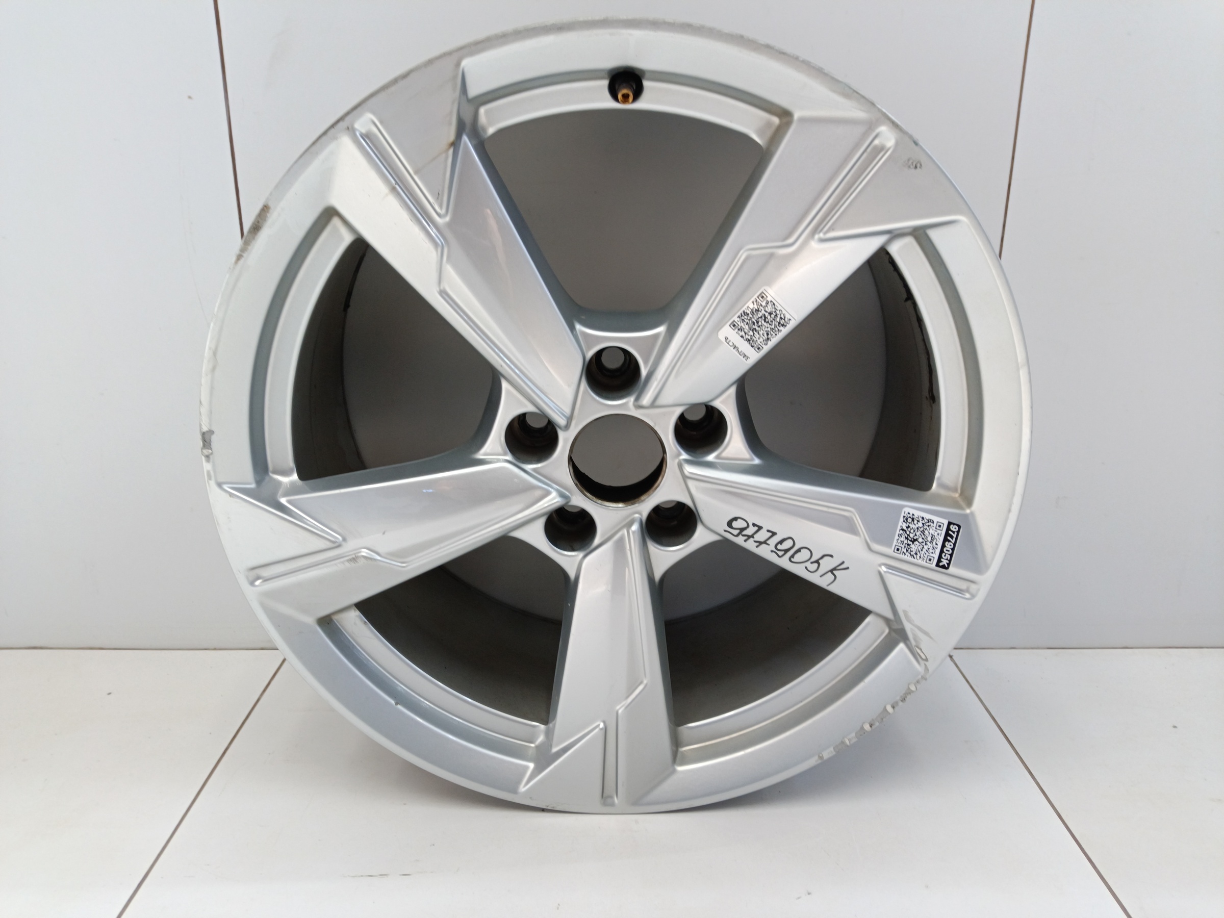Диск колеса литой Audi A6 C8 R18