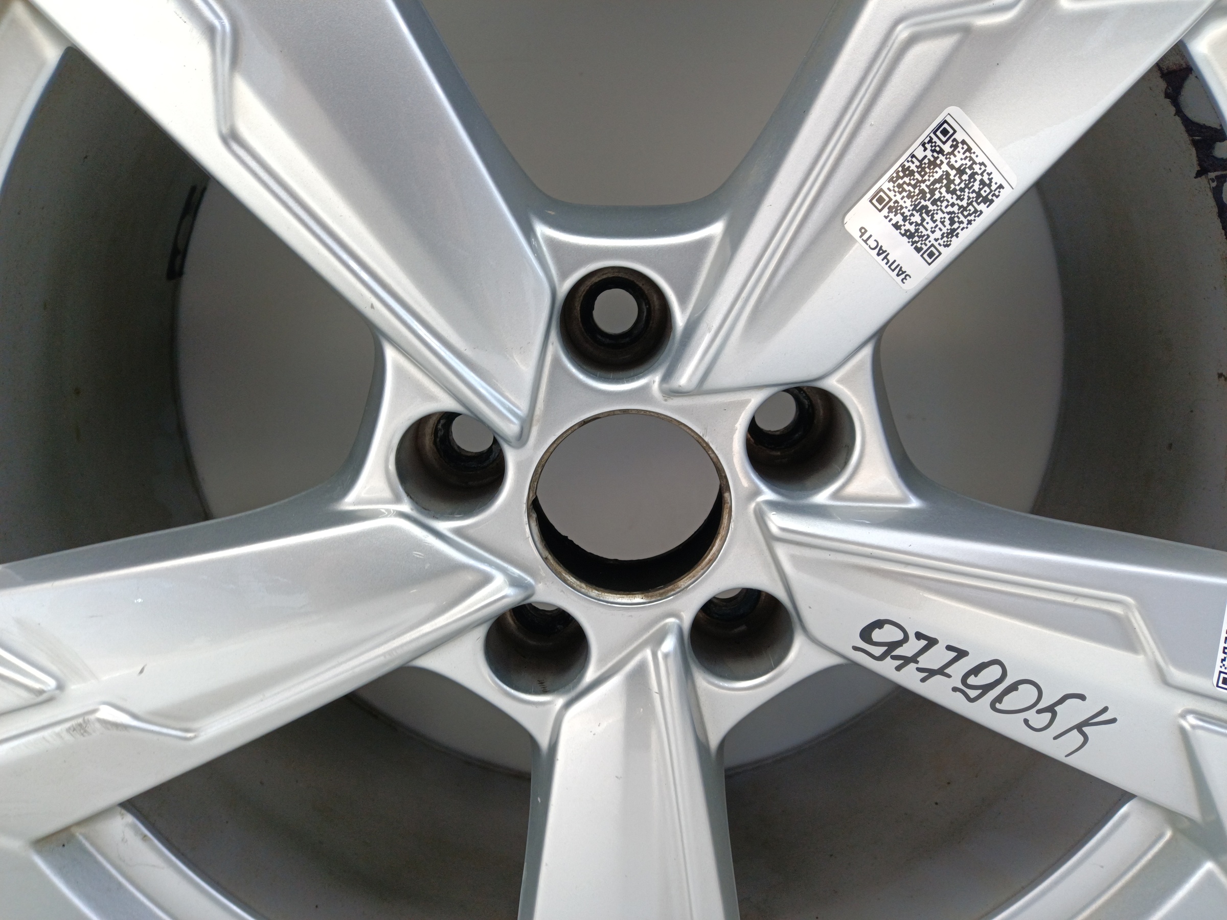 Диск колеса литой Audi A6 C8 R18