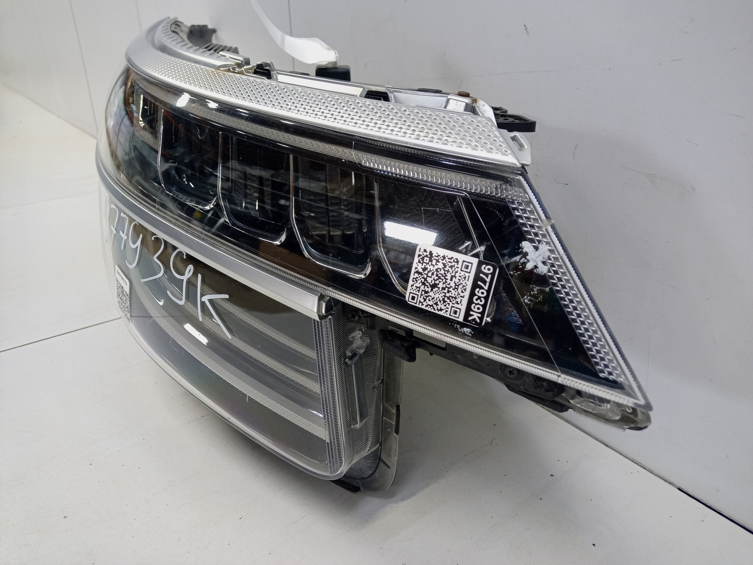 Фара передняя правая Kia Seltos LED