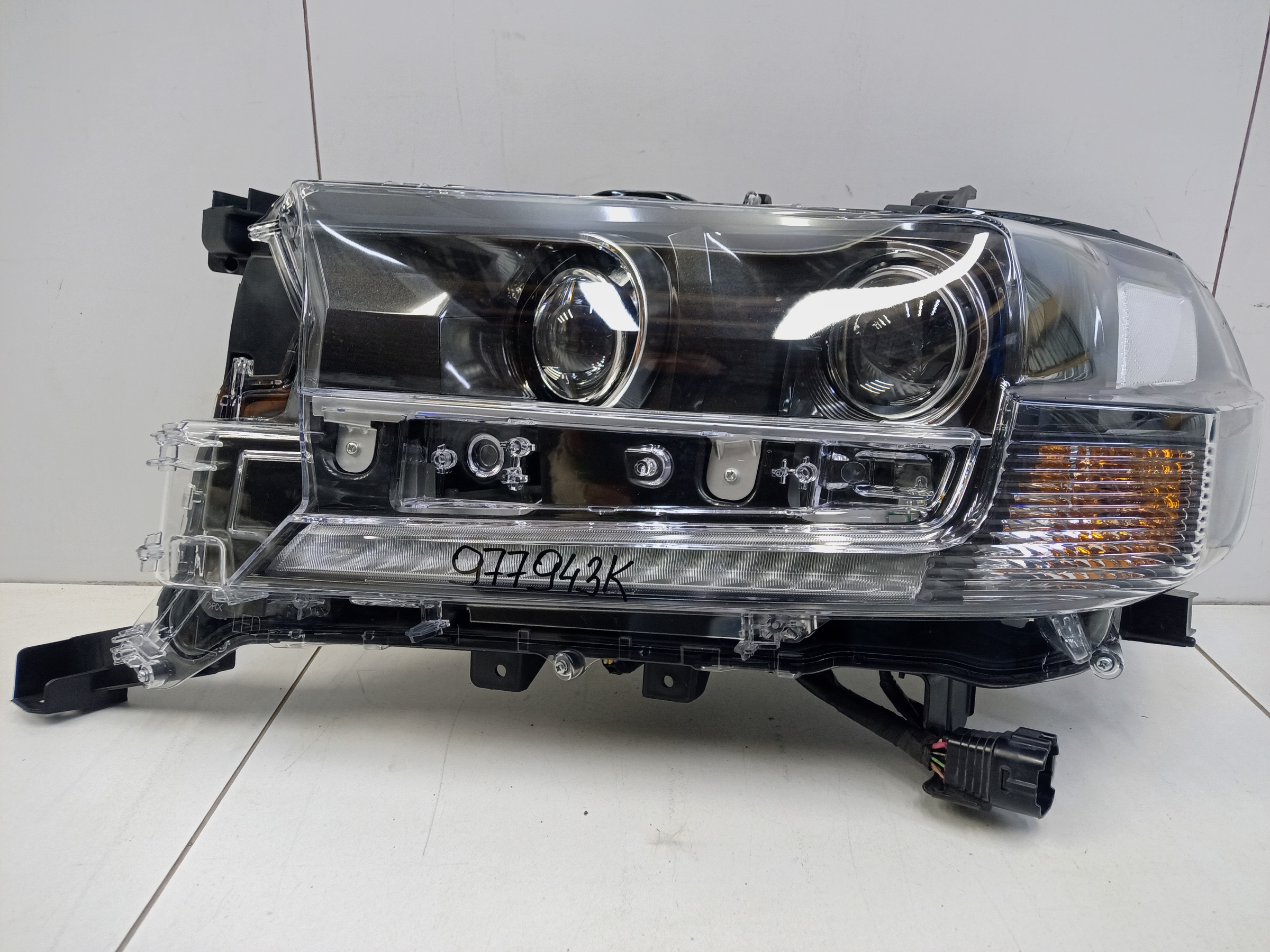 Фара передняя левая Toyota Land Cruiser 200 Restail 2 Executive black LED