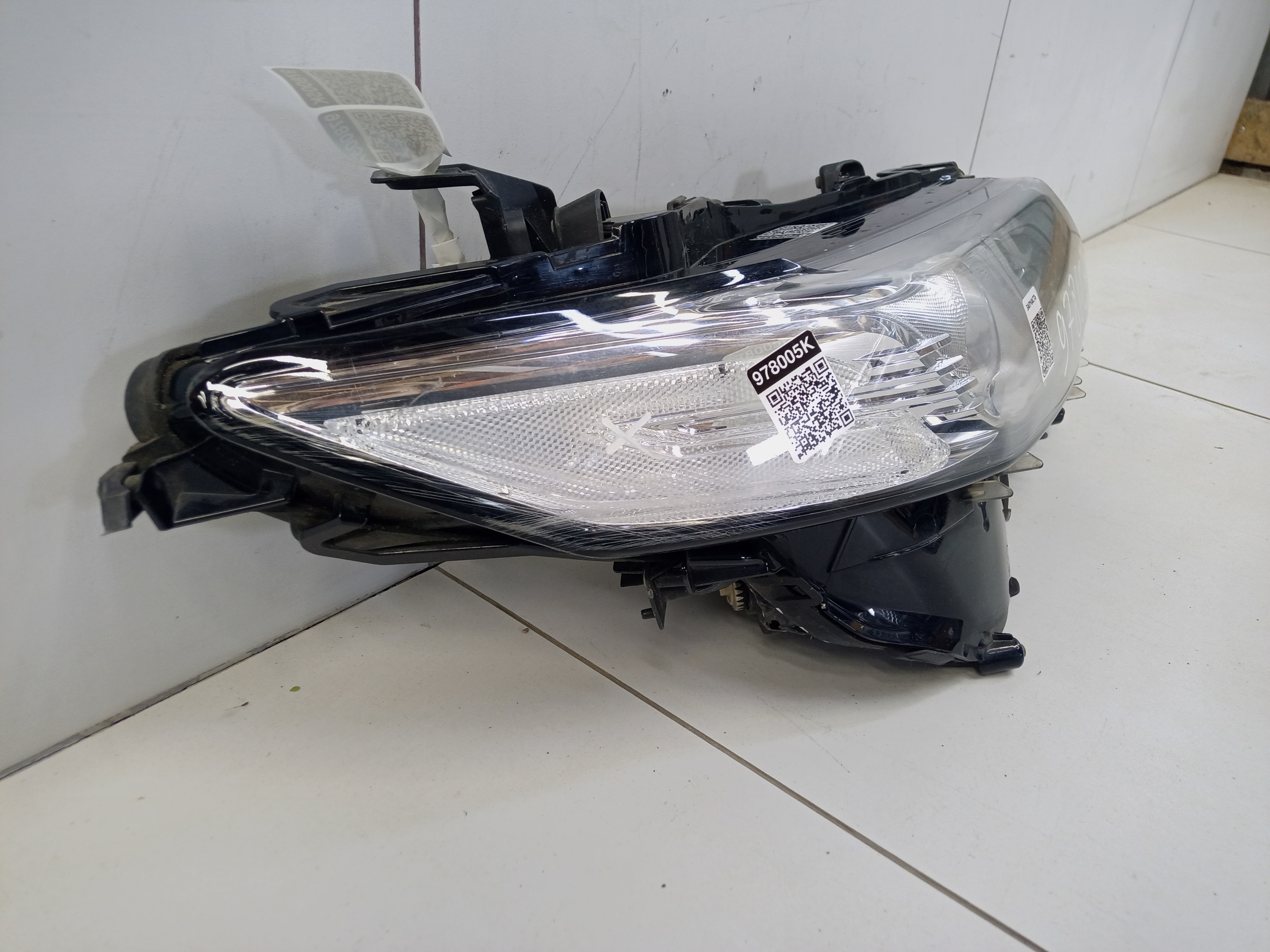 Фара передняя правая Toyota Camry V70 LED ДХО