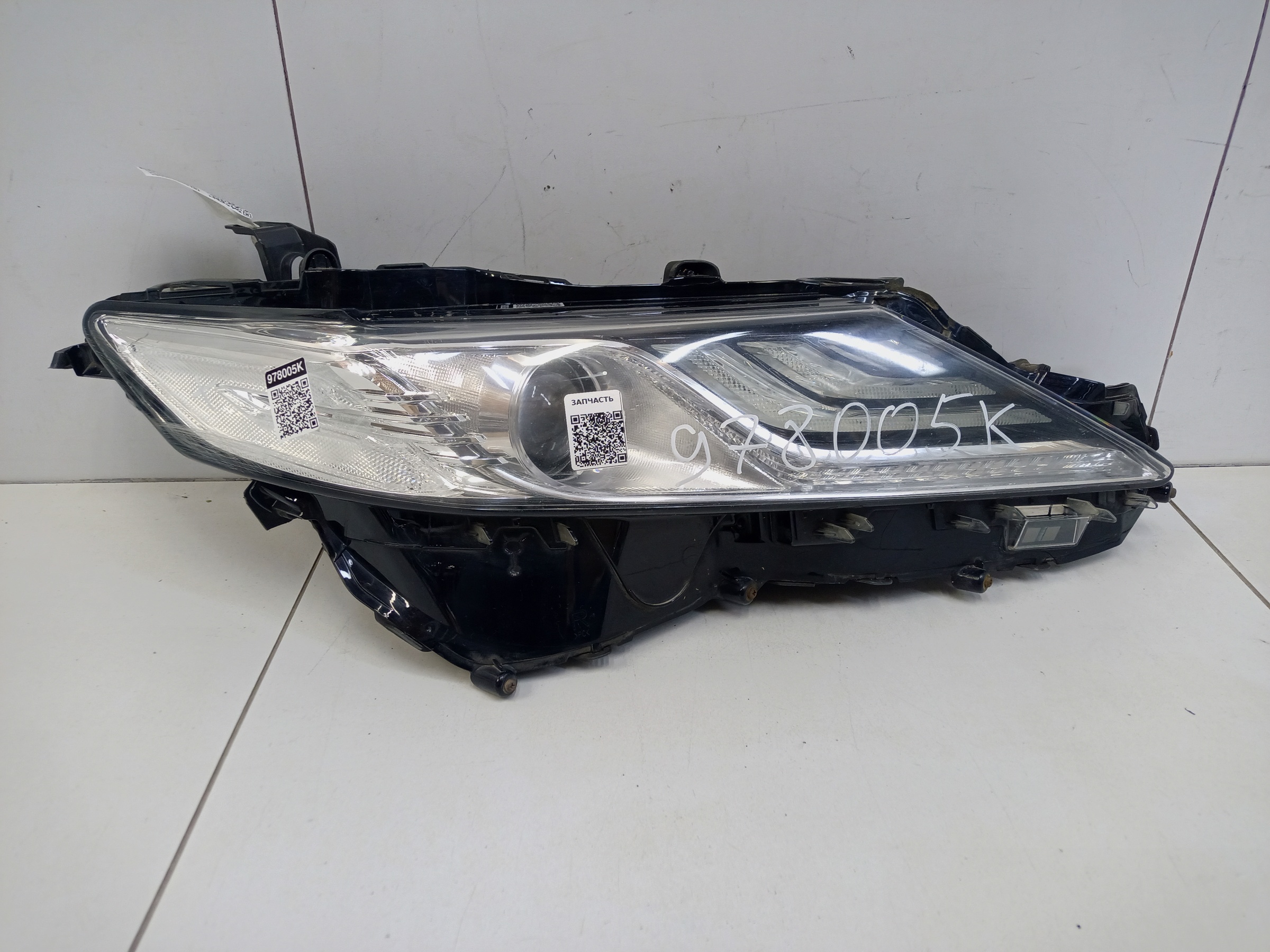 Фара передняя правая Toyota Camry V70 LED ДХО
