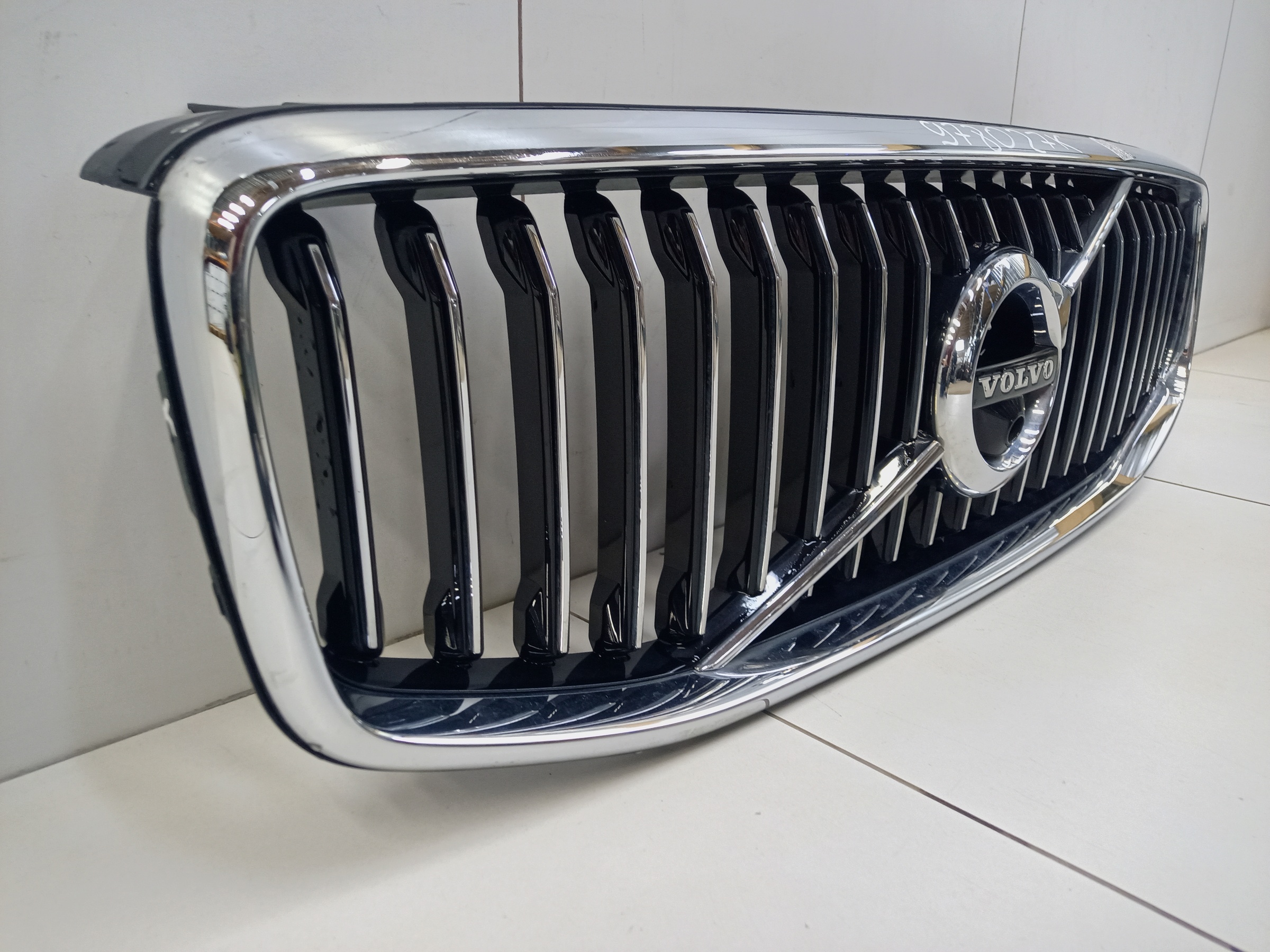 Решетка радиатора Volvo XC60 2 под камеру