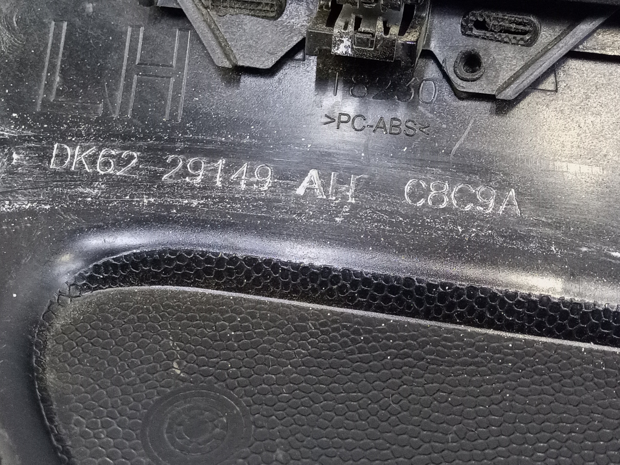 Накладка стойки кузова задней левой Land Rover Range Rover Sport 2
