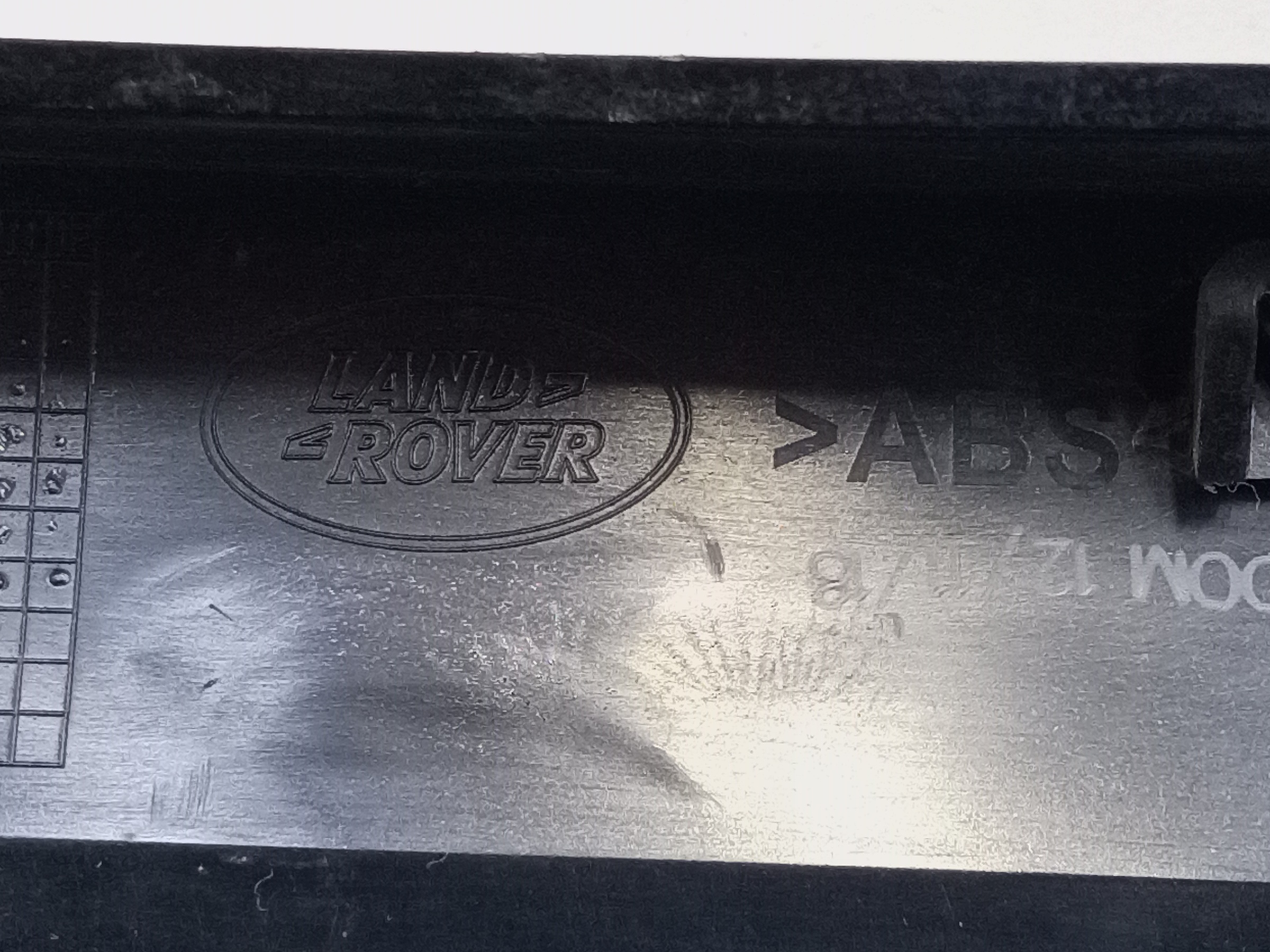 Накладка стойки кузова задней правой наружная Land Rover Range Rover 4