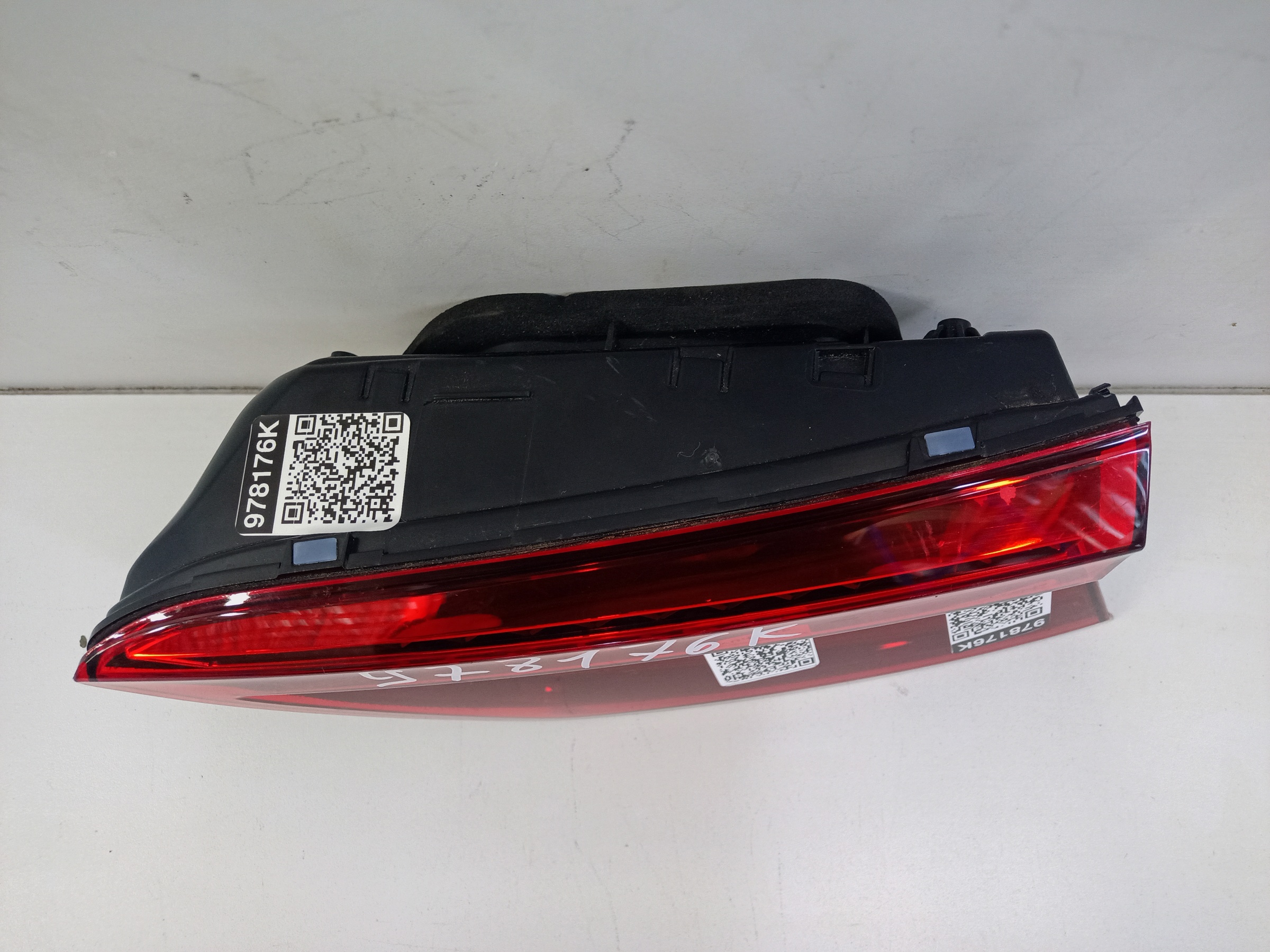 Фонарь задний правый внутренний Volkswagen Tiguan 2 LED