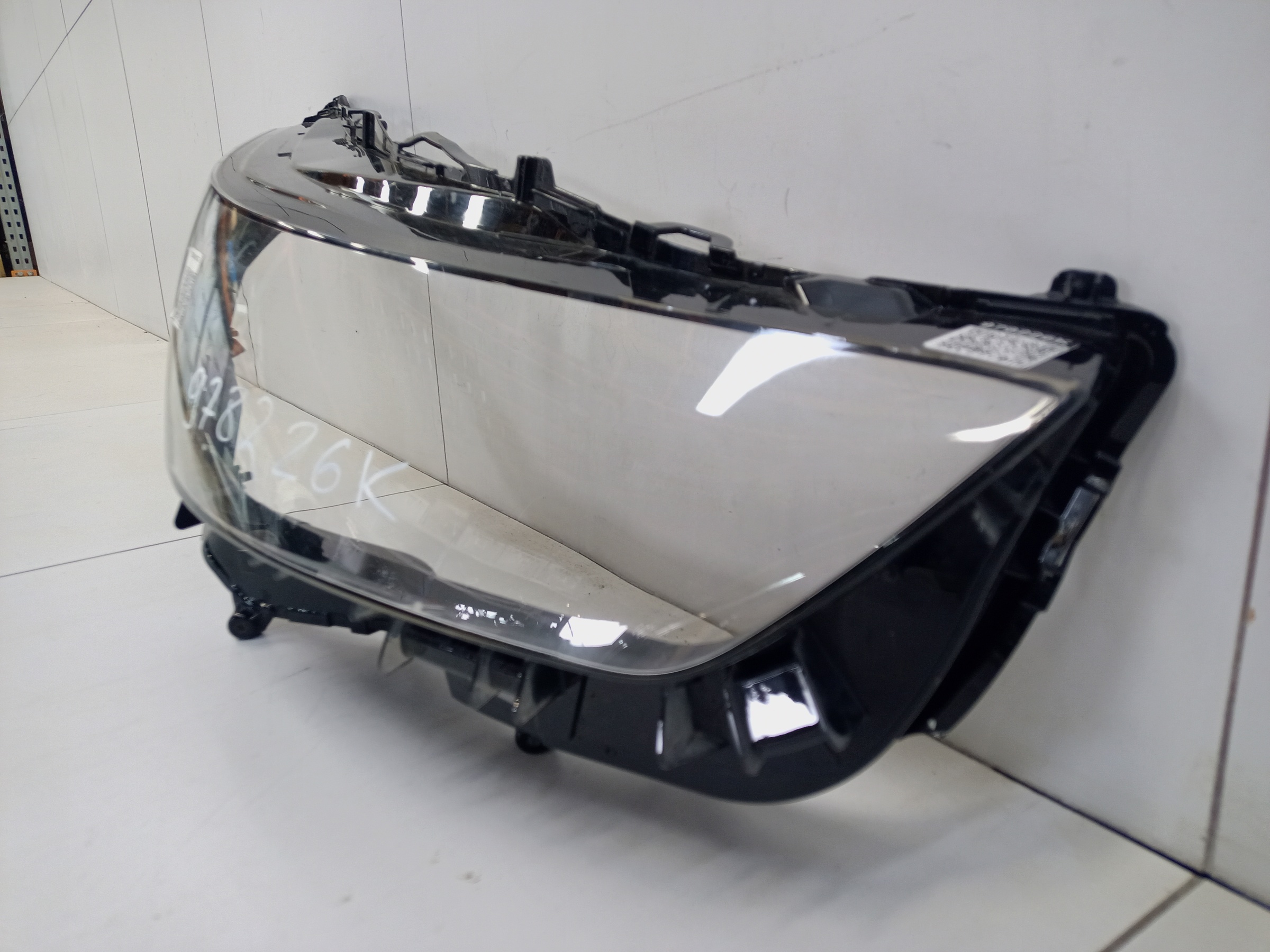 Стекло фары передней правой Toyota Highlander 4 LED