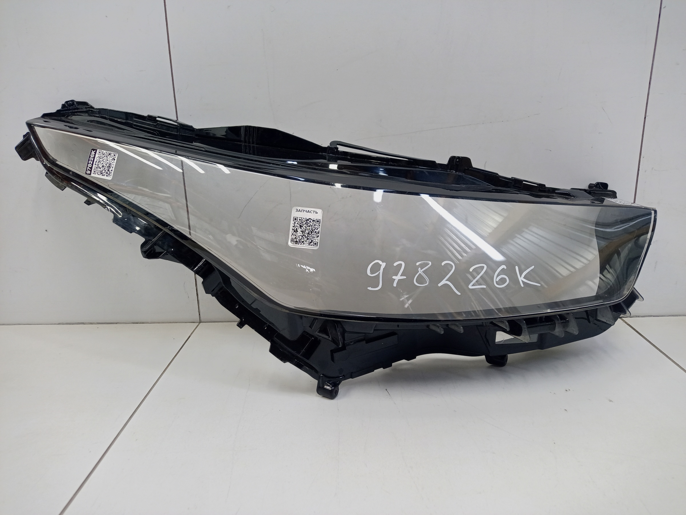 Стекло фары передней правой Toyota Highlander 4 LED