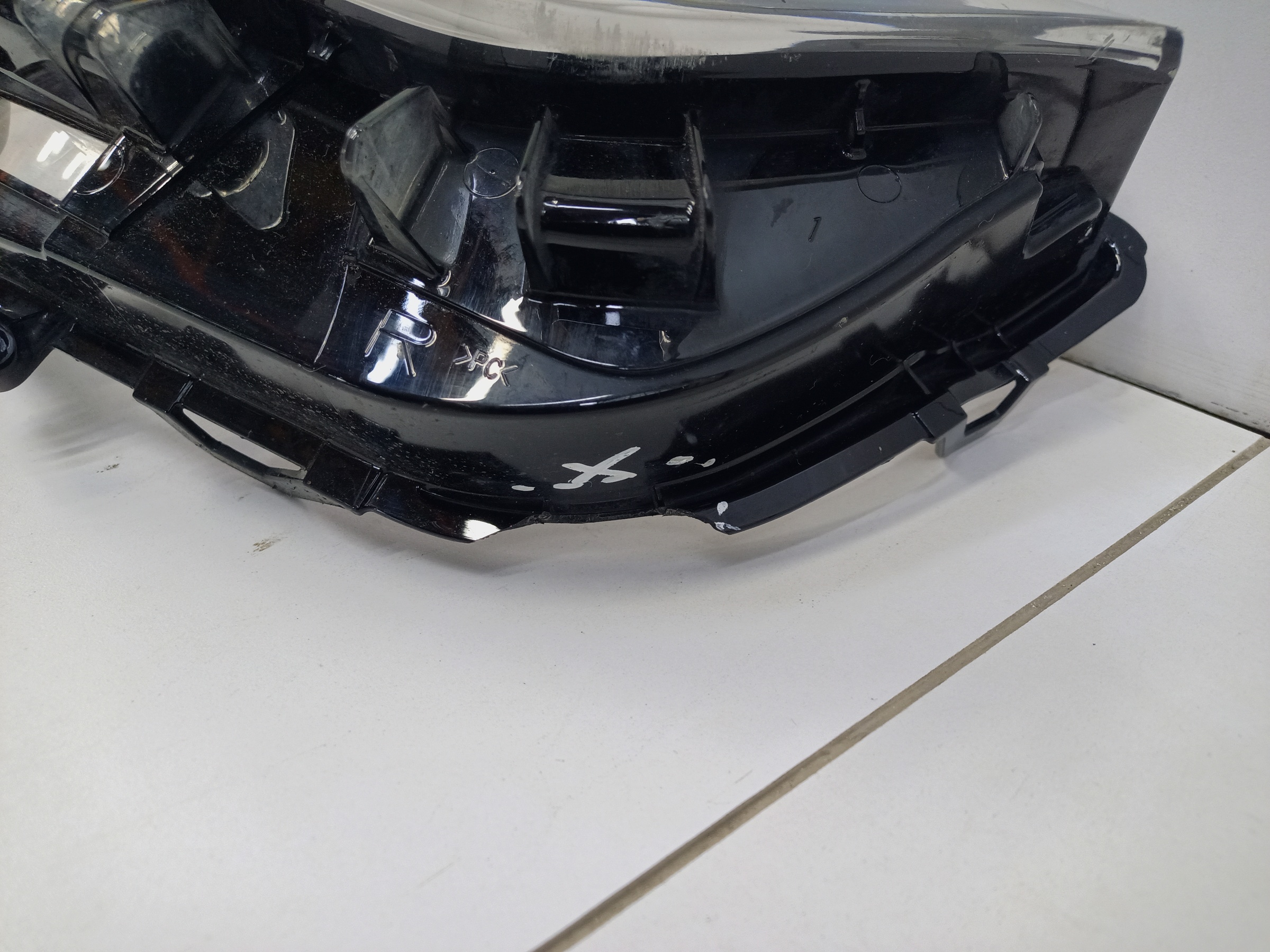 Стекло фары передней правой Toyota Highlander 4 LED