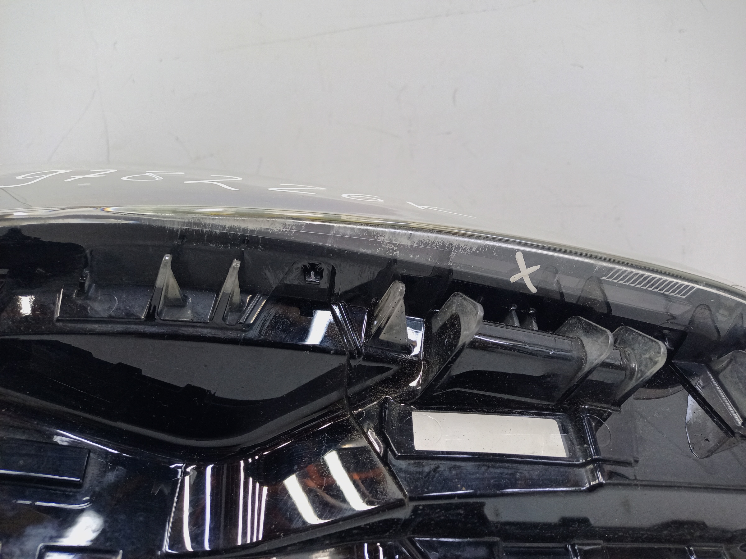 Стекло фары передней правой Toyota Highlander 4 LED