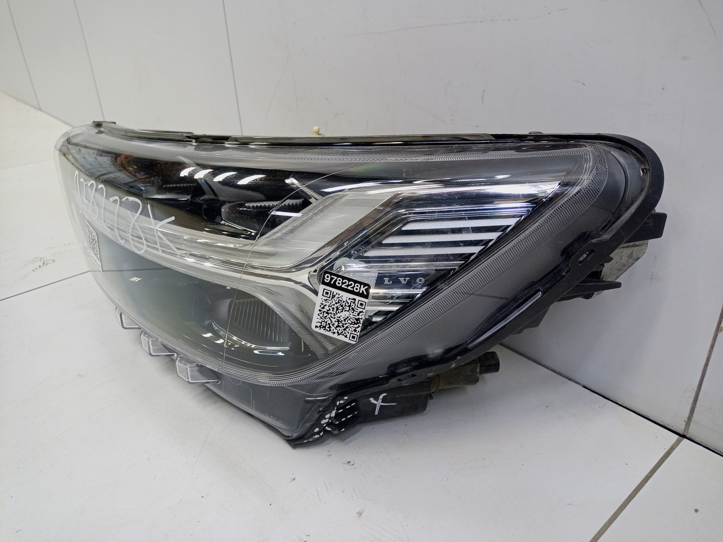 Фара передняя левая Volvo XC40 LED