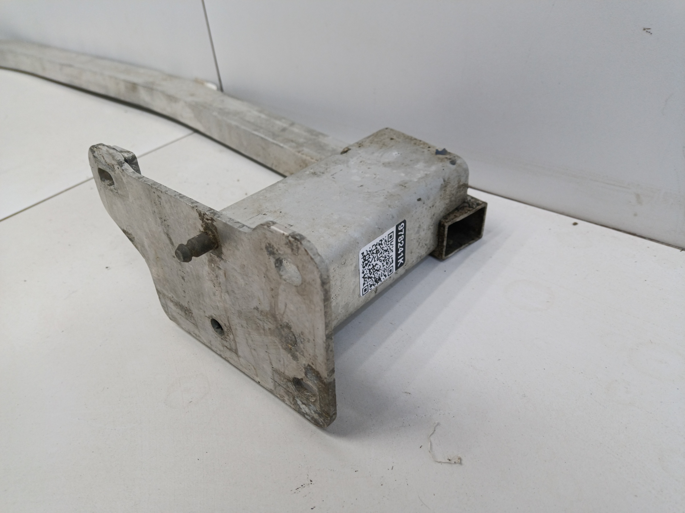 Усилитель переднего бампера Peugeot 3008 2