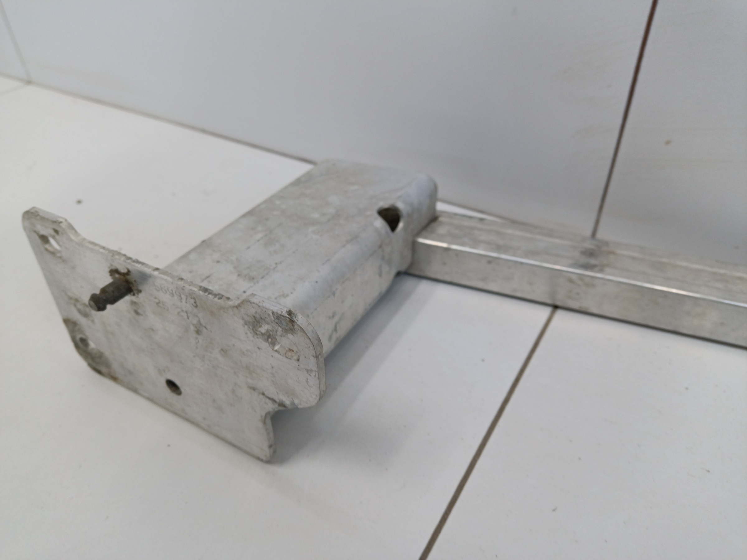 Усилитель переднего бампера Peugeot 3008 2