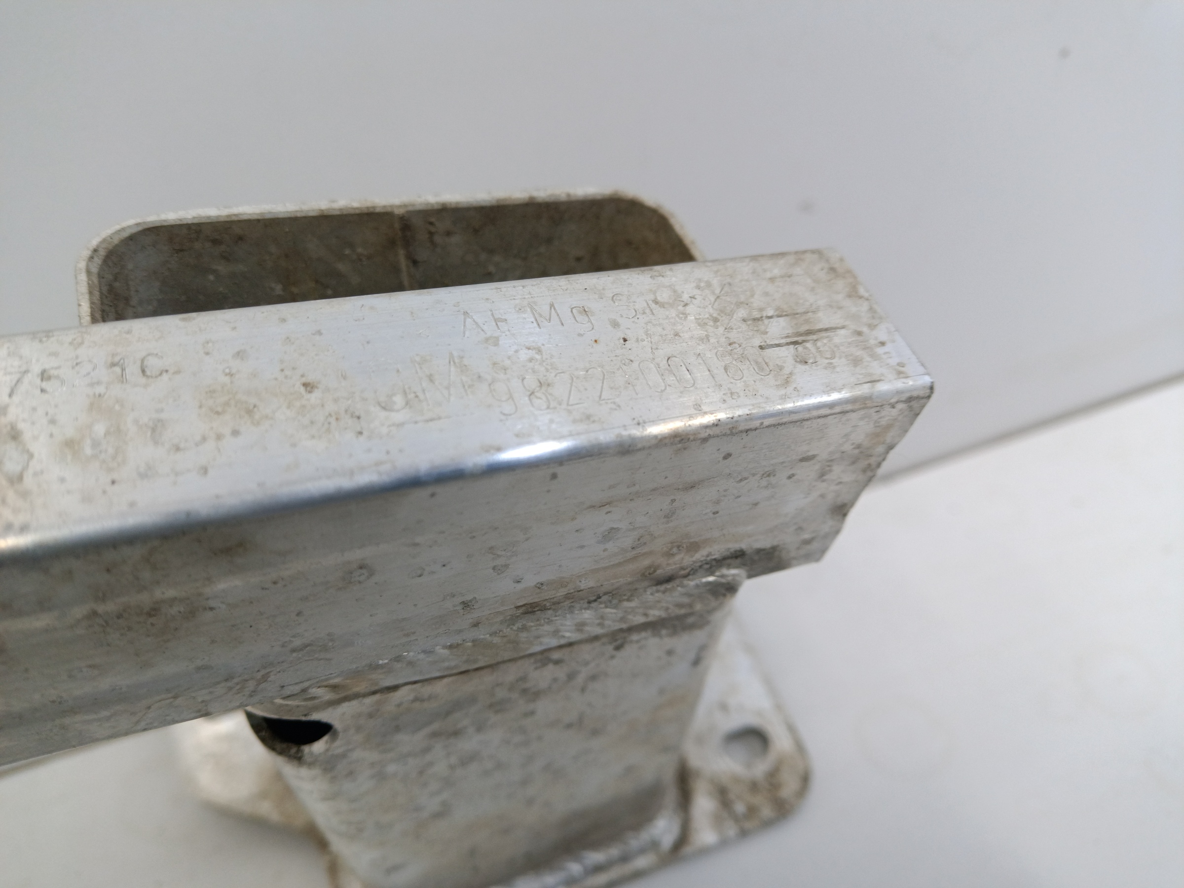 Усилитель переднего бампера Peugeot 3008 2