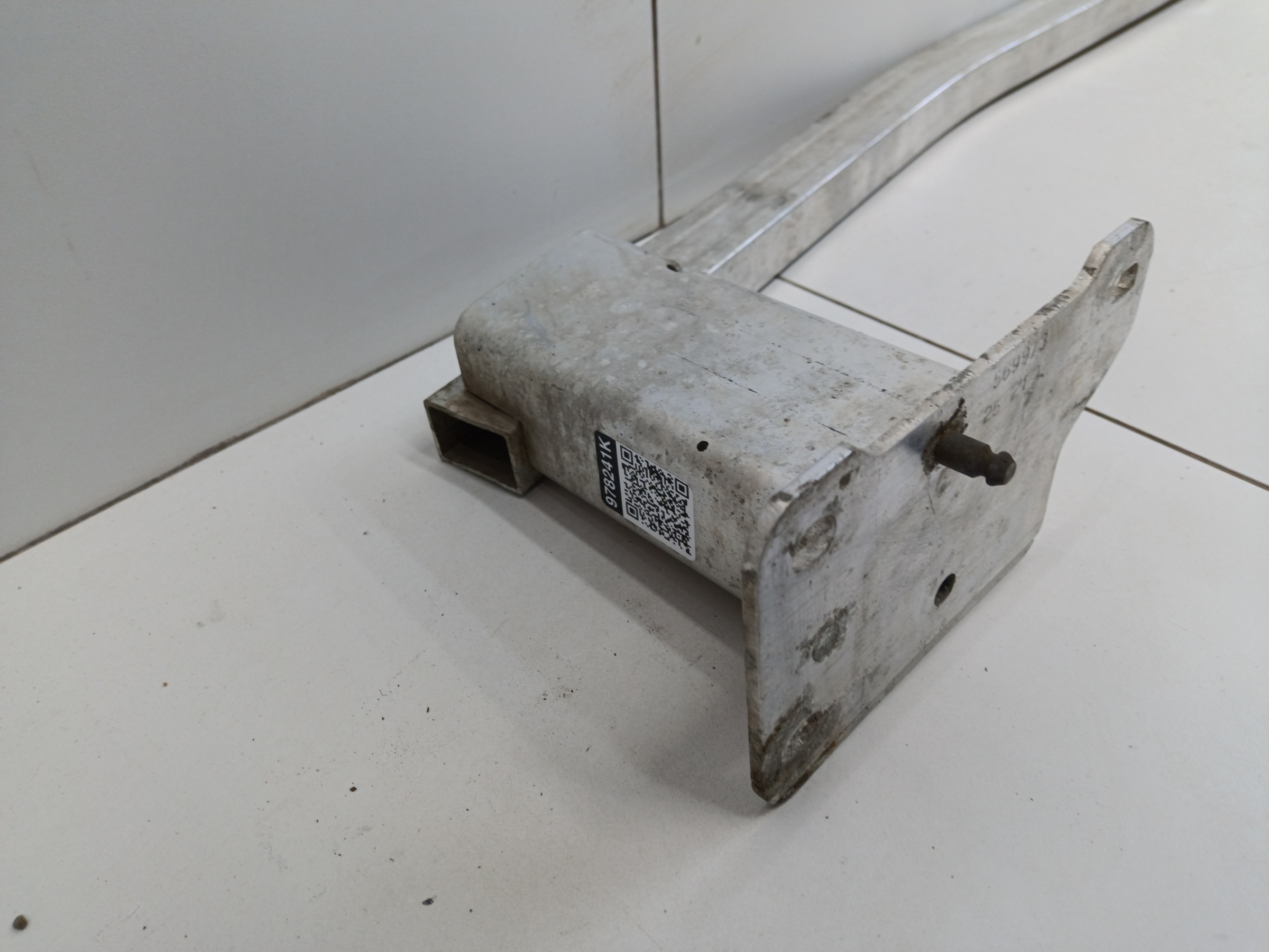 Усилитель переднего бампера Peugeot 3008 2