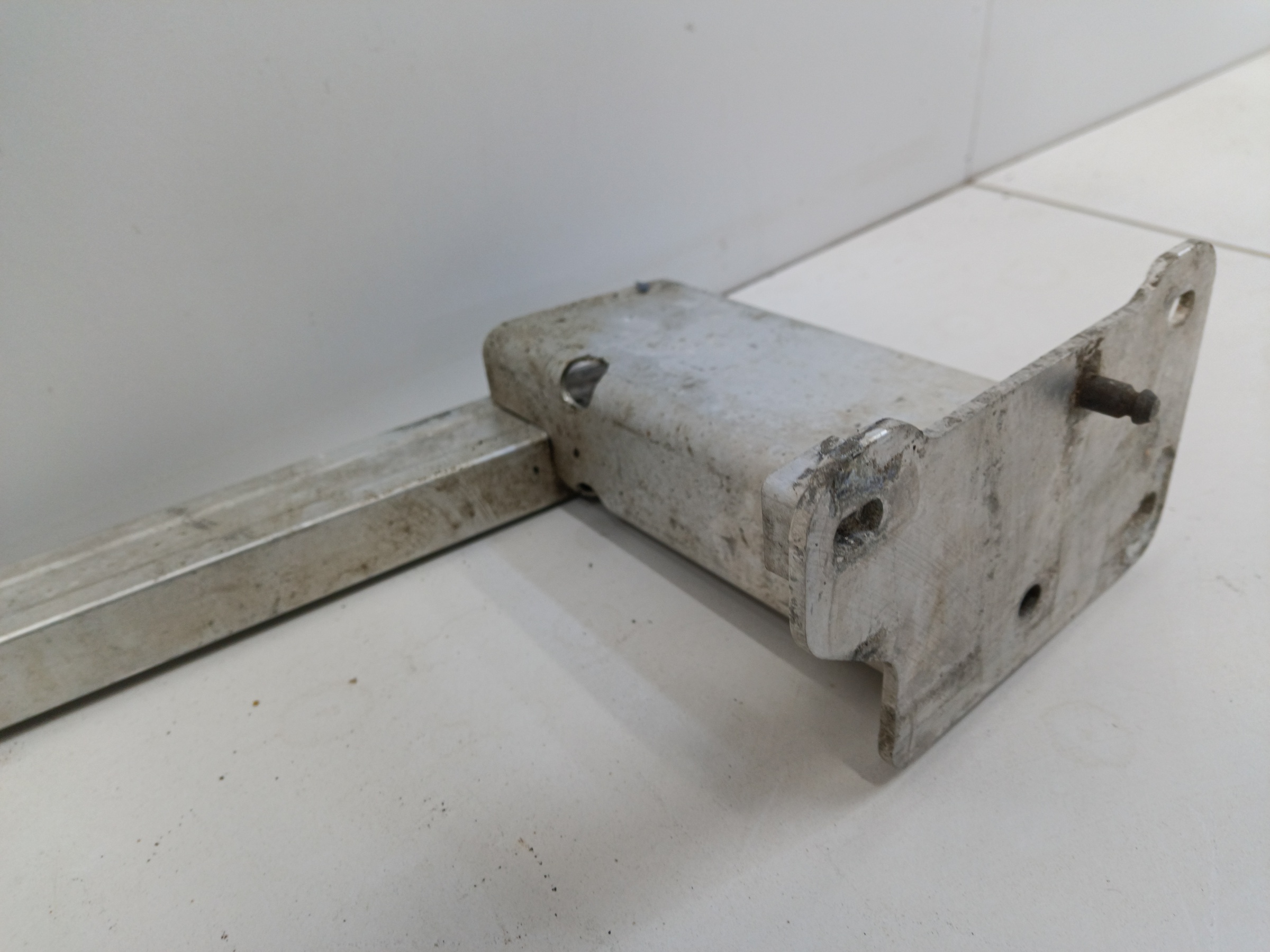 Усилитель переднего бампера Peugeot 3008 2